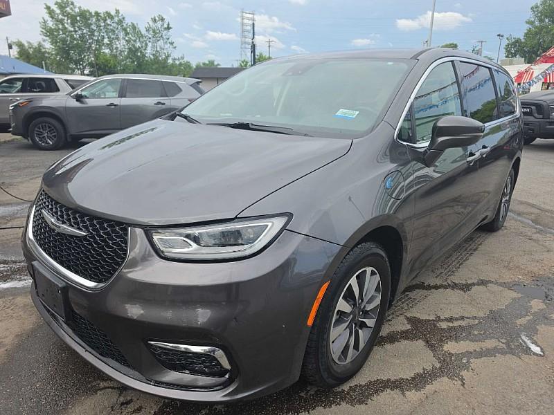 photo of 2022 Chrysler Pacifica Hybrid Touring L