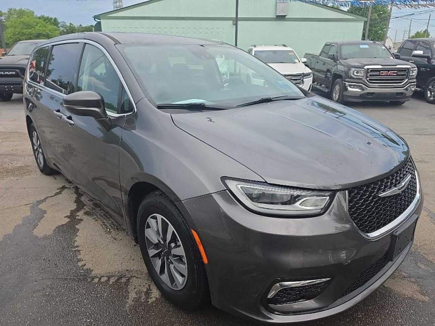 2022 GRAY /BLACK Chrysler Pacifica Hybrid Touring L (2C4RC1L73NR) with an 3.6L V6 DOHC 24V HYBRID engine, CVT transmission, located at 3304 Woodville Road, Northwood, OH, 43619, (419) 210-8019, 41.612694, -83.480743 - Your #1 Destination for Auto Loans and mdash;No Matter Your Credit!At our dealership, we believe everyone deserves the opportunity to drive their dream car and mdash;whether you have good credit, bad credit, or no credit at all. With a wide selection of hundreds of cars, trucks, and SUVs, you'll fin - Photo#6