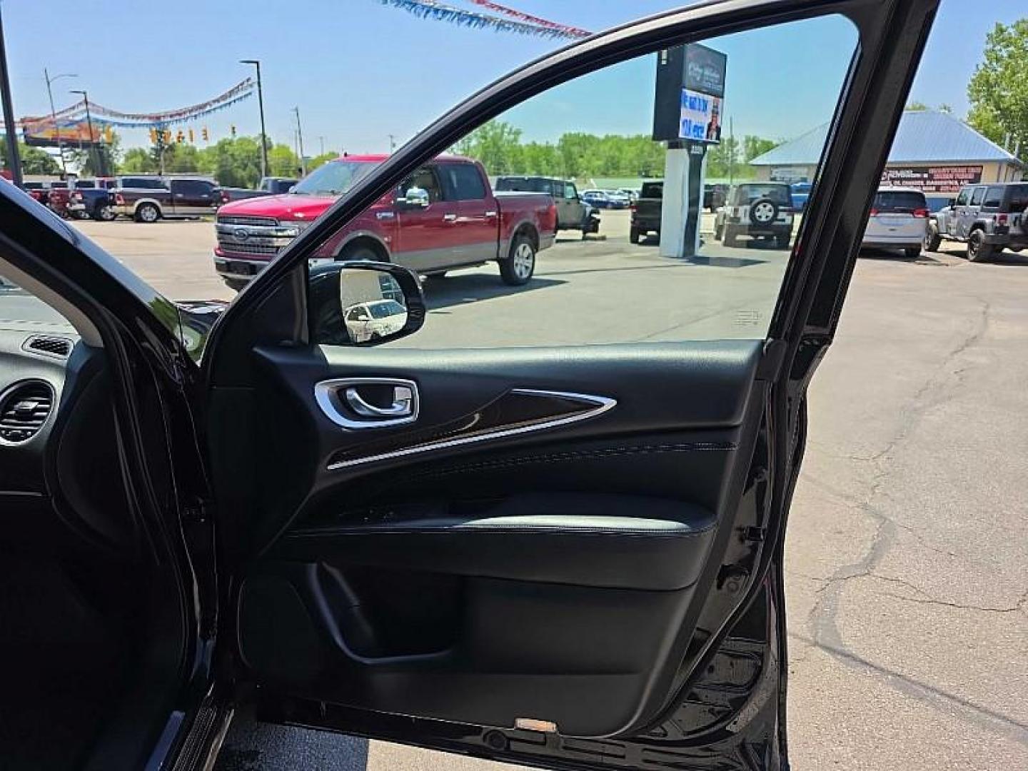 2019 BLACK /BLACK Infiniti QX60 PURE AWD (5N1DL0MM4KC) with an 3.5L V6 DOHC 24V engine, CVT transmission, located at 3304 Woodville Road, Northwood, OH, 43619, (419) 210-8019, 41.612694, -83.480743 - Your #1 Destination for Auto Loans and mdash;No Matter Your Credit!At our dealership, we believe everyone deserves the opportunity to drive their dream car and mdash;whether you have good credit, bad credit, or no credit at all. With a wide selection of hundreds of cars, trucks, and SUVs, you'll fin - Photo#61