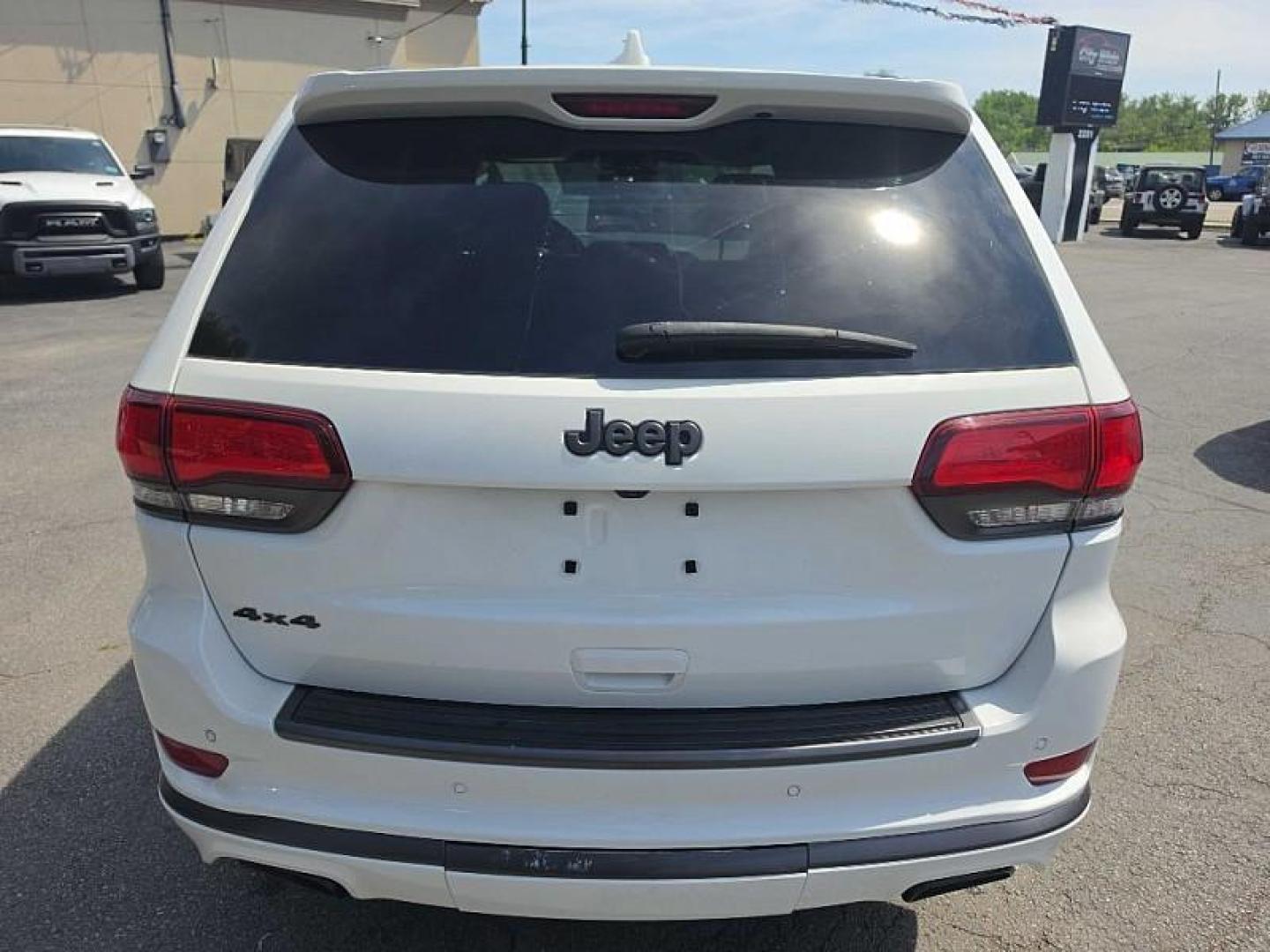 2019 WHITE /BLACK Jeep Grand Cherokee Overland 4WD (1C4RJFCG3KC) with an 3.6L V6 DOHC 24V engine, 8A transmission, located at 3304 Woodville Road, Northwood, OH, 43619, (419) 210-8019, 41.612694, -83.480743 - Your #1 Destination for Auto Loans and mdash;No Matter Your Credit!At our dealership, we believe everyone deserves the opportunity to drive their dream car and mdash;whether you have good credit, bad credit, or no credit at all. With a wide selection of hundreds of cars, trucks, and SUVs, you'll fin - Photo#3