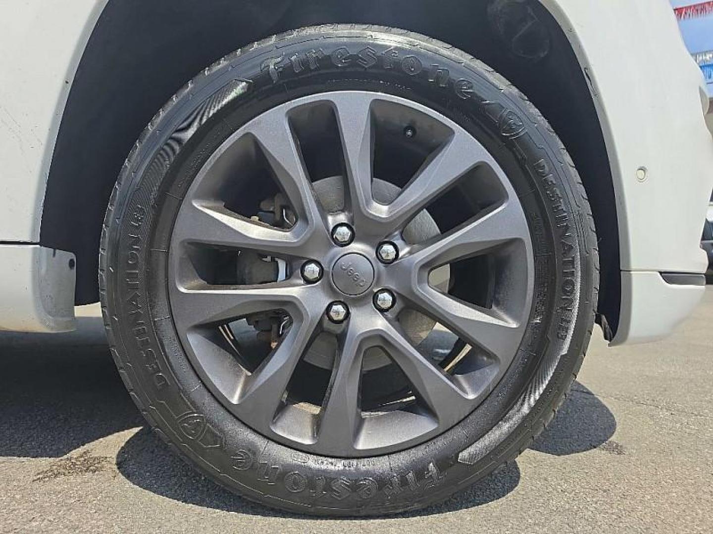 2019 WHITE /BLACK Jeep Grand Cherokee Overland 4WD (1C4RJFCG3KC) with an 3.6L V6 DOHC 24V engine, 8A transmission, located at 3304 Woodville Road, Northwood, OH, 43619, (419) 210-8019, 41.612694, -83.480743 - Your #1 Destination for Auto Loans and mdash;No Matter Your Credit!At our dealership, we believe everyone deserves the opportunity to drive their dream car and mdash;whether you have good credit, bad credit, or no credit at all. With a wide selection of hundreds of cars, trucks, and SUVs, you'll fin - Photo#17