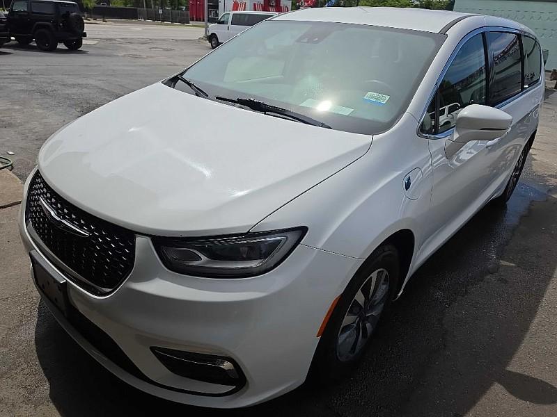 photo of 2022 Chrysler Pacifica Hybrid Touring L