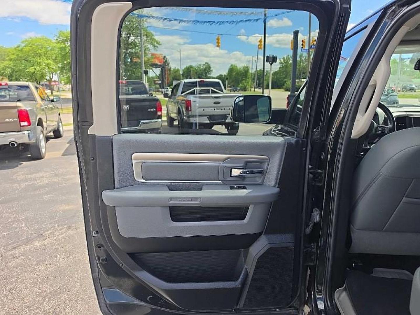 2017 GREEN RAM 1500 SLT Crew Cab LWB 4WD (1C6RR7TT3HS) with an 5.7L V8 OHV 16V engine, 8A transmission, located at 3304 Woodville Road, Northwood, OH, 43619, (419) 210-8019, 41.612694, -83.480743 - Your #1 Destination for Auto Loans and mdash;No Matter Your Credit!At our dealership, we believe everyone deserves the opportunity to drive their dream car and mdash;whether you have good credit, bad credit, or no credit at all. With a wide selection of hundreds of cars, trucks, and SUVs, you'll fin - Photo#11