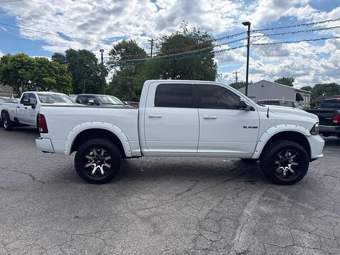2017 WHITE /BLACK RAM 1500 Sport Crew Cab SWB 4WD (1C6RR7MT3HS) with an 5.7L V8 OHV 16V engine, 8A transmission, located at 3304 Woodville Road, Northwood, OH, 43619, (419) 210-8019, 41.612694, -83.480743 - Your #1 Destination for Auto Loans and mdash;No Matter Your Credit!At our dealership, we believe everyone deserves the opportunity to drive their dream car and mdash;whether you have good credit, bad credit, or no credit at all. With a wide selection of hundreds of cars, trucks, and SUVs, you'll fin- Photo#5