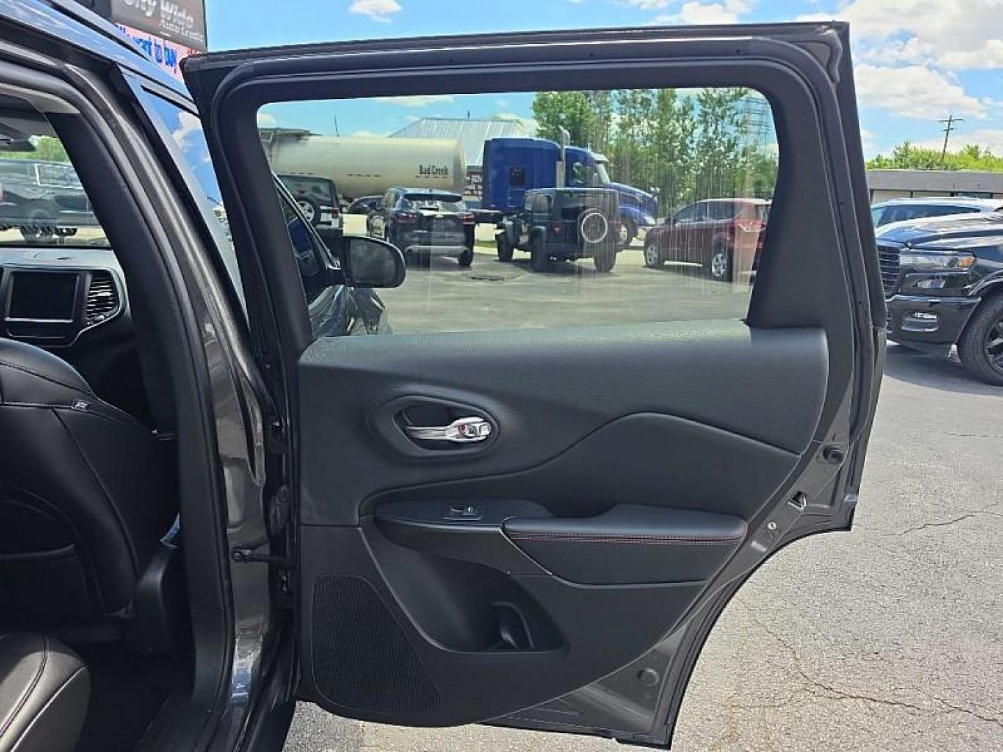 2019 GRAY Jeep Cherokee Trailhawk 4WD (1C4PJMBX7KD) with an 3.2L V6 DOHC 24V engine, 9A transmission, located at 3304 Woodville Road, Northwood, OH, 43619, (419) 210-8019, 41.612694, -83.480743 - Your #1 Destination for Auto Loans and mdash;No Matter Your Credit!At our dealership, we believe everyone deserves the opportunity to drive their dream car and mdash;whether you have good credit, bad credit, or no credit at all. With a wide selection of hundreds of cars, trucks, and SUVs, you'll fin- Photo#24