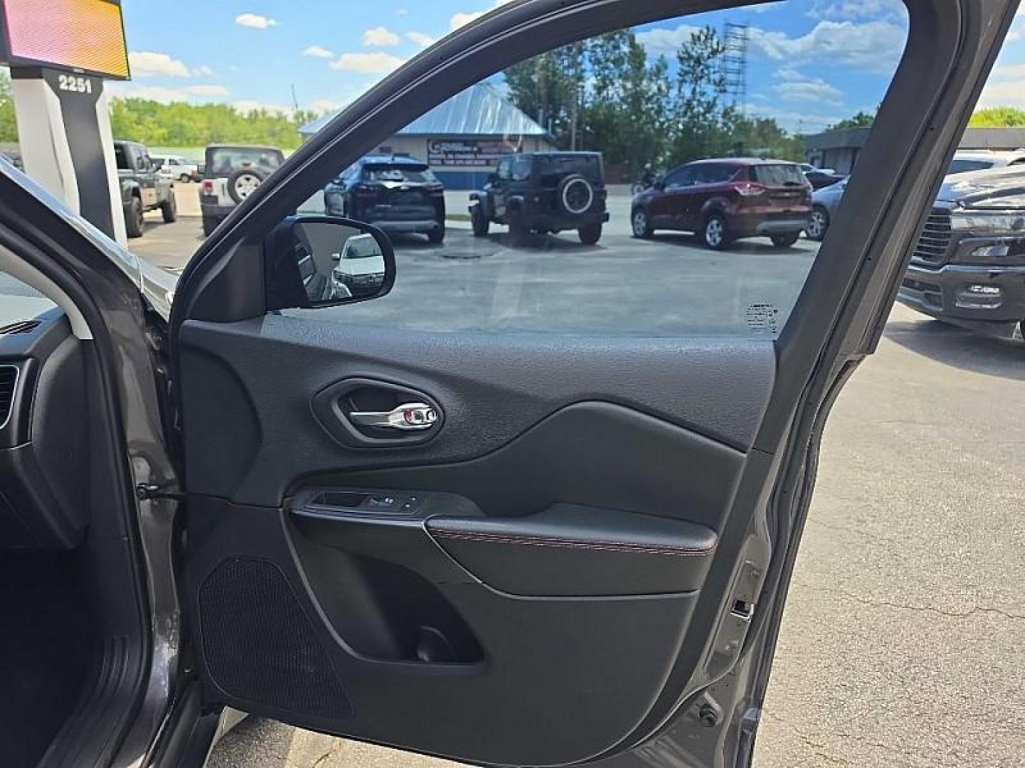 2019 GRAY Jeep Cherokee Trailhawk 4WD (1C4PJMBX7KD) with an 3.2L V6 DOHC 24V engine, 9A transmission, located at 3304 Woodville Road, Northwood, OH, 43619, (419) 210-8019, 41.612694, -83.480743 - Your #1 Destination for Auto Loans and mdash;No Matter Your Credit!At our dealership, we believe everyone deserves the opportunity to drive their dream car and mdash;whether you have good credit, bad credit, or no credit at all. With a wide selection of hundreds of cars, trucks, and SUVs, you'll fin- Photo#26