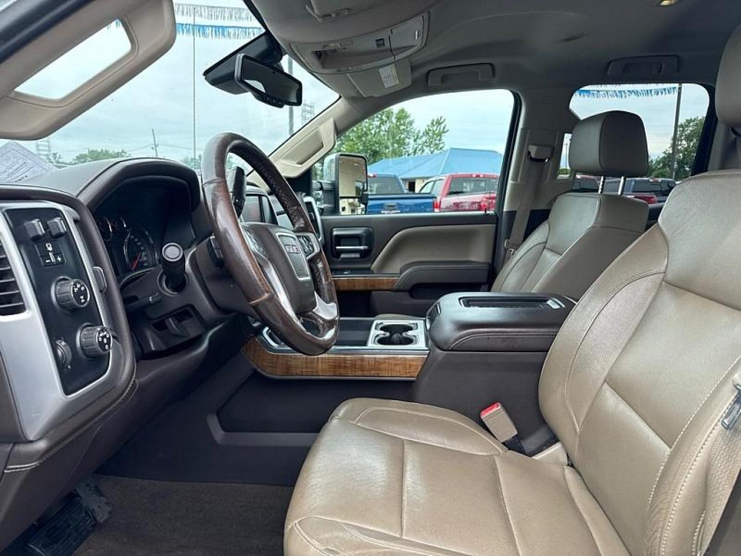2016 WHITE /BROWN/TAN GMC Sierra 2500HD SLT Double Cab 4WD (1GT22TE86GZ) with an 6.6L V8 OHV 16V DIESEL engine, 6A transmission, located at 3304 Woodville Road, Northwood, OH, 43619, (419) 210-8019, 41.612694, -83.480743 - Your #1 Destination for Auto Loans and mdash;No Matter Your Credit!At our dealership, we believe everyone deserves the opportunity to drive their dream car and mdash;whether you have good credit, bad credit, or no credit at all. With a wide selection of hundreds of cars, trucks, and SUVs, you'll fin- Photo#10