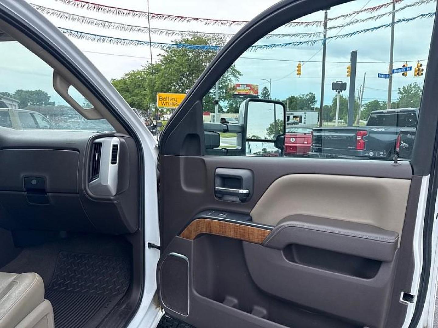 2016 WHITE /BROWN/TAN GMC Sierra 2500HD SLT Double Cab 4WD (1GT22TE86GZ) with an 6.6L V8 OHV 16V DIESEL engine, 6A transmission, located at 3304 Woodville Road, Northwood, OH, 43619, (419) 210-8019, 41.612694, -83.480743 - Your #1 Destination for Auto Loans and mdash;No Matter Your Credit!At our dealership, we believe everyone deserves the opportunity to drive their dream car and mdash;whether you have good credit, bad credit, or no credit at all. With a wide selection of hundreds of cars, trucks, and SUVs, you'll fin- Photo#15