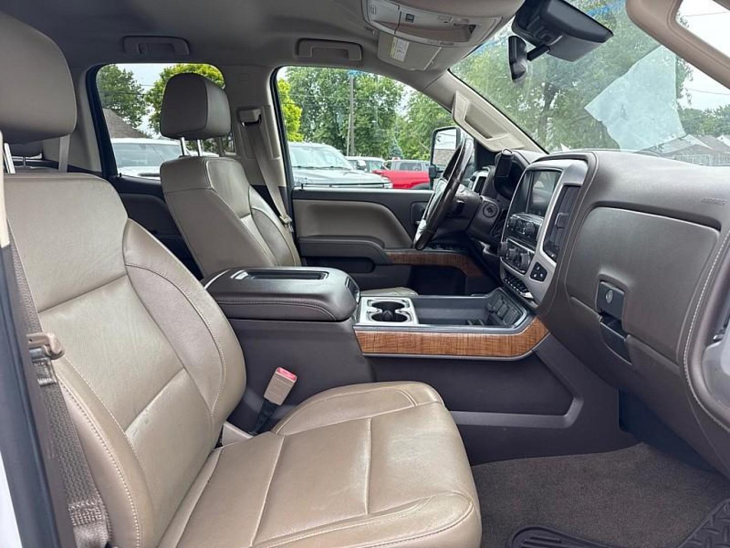 2016 WHITE /BROWN/TAN GMC Sierra 2500HD SLT Double Cab 4WD (1GT22TE86GZ) with an 6.6L V8 OHV 16V DIESEL engine, 6A transmission, located at 3304 Woodville Road, Northwood, OH, 43619, (419) 210-8019, 41.612694, -83.480743 - Your #1 Destination for Auto Loans and mdash;No Matter Your Credit!At our dealership, we believe everyone deserves the opportunity to drive their dream car and mdash;whether you have good credit, bad credit, or no credit at all. With a wide selection of hundreds of cars, trucks, and SUVs, you'll fin- Photo#16