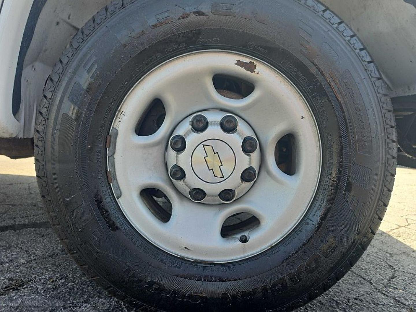 2020 WHITE /GRAY Chevrolet Express 2500 Cargo Extended (1GCWGBFP9L1) with an 4.3L V6 engine, 6A transmission, located at 3304 Woodville Road, Northwood, OH, 43619, (419) 210-8019, 41.612694, -83.480743 - Your #1 Destination for Auto Loans and mdash;No Matter Your Credit!At our dealership, we believe everyone deserves the opportunity to drive their dream car and mdash;whether you have good credit, bad credit, or no credit at all. With a wide selection of hundreds of cars, trucks, and SUVs, you'll fin- Photo#19