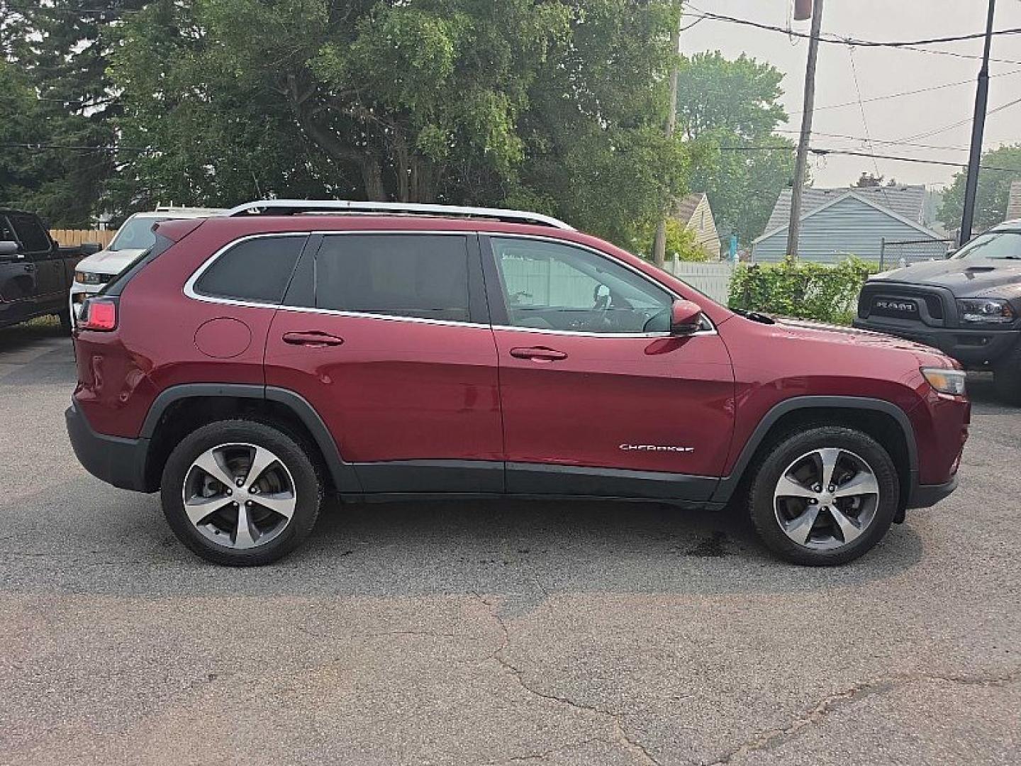 2019 RED /TAN Jeep Cherokee Limited 4WD (1C4PJMDX4KD) with an 3.2L V6 DOHC 24V engine, 9A transmission, located at 3304 Woodville Road, Northwood, OH, 43619, (419) 210-8019, 41.612694, -83.480743 - Your #1 Destination for Auto Loans and mdash;No Matter Your Credit!At our dealership, we believe everyone deserves the opportunity to drive their dream car and mdash;whether you have good credit, bad credit, or no credit at all. With a wide selection of hundreds of cars, trucks, and SUVs, you'll fin- Photo#5