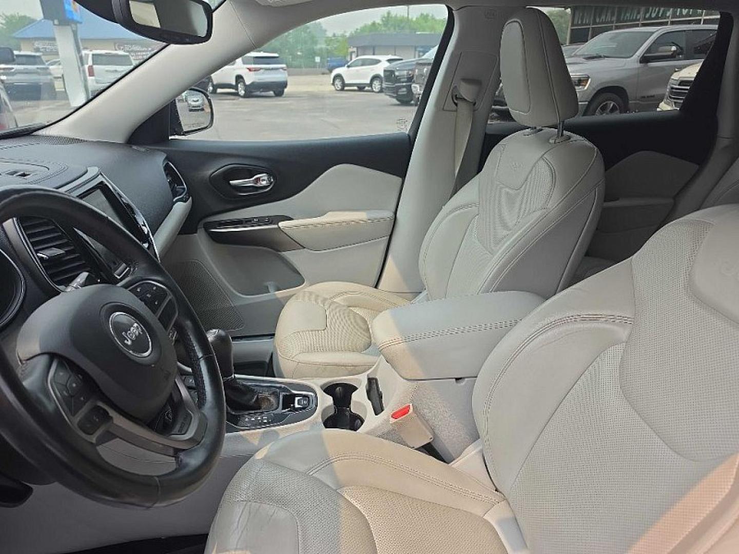 2019 RED /TAN Jeep Cherokee Limited 4WD (1C4PJMDX4KD) with an 3.2L V6 DOHC 24V engine, 9A transmission, located at 3304 Woodville Road, Northwood, OH, 43619, (419) 210-8019, 41.612694, -83.480743 - Your #1 Destination for Auto Loans and mdash;No Matter Your Credit!At our dealership, we believe everyone deserves the opportunity to drive their dream car and mdash;whether you have good credit, bad credit, or no credit at all. With a wide selection of hundreds of cars, trucks, and SUVs, you'll fin- Photo#9