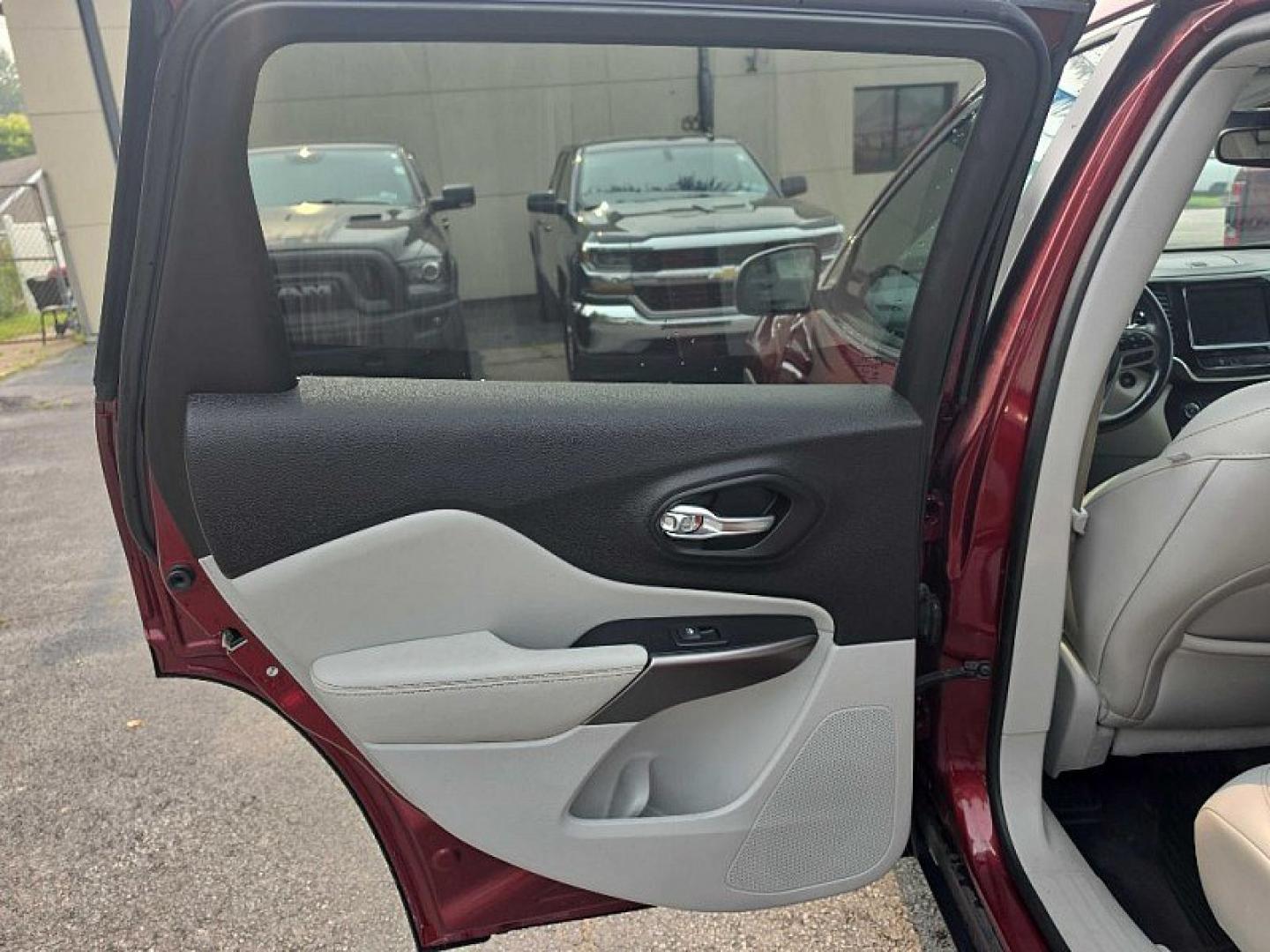2019 RED /TAN Jeep Cherokee Limited 4WD (1C4PJMDX4KD) with an 3.2L V6 DOHC 24V engine, 9A transmission, located at 3304 Woodville Road, Northwood, OH, 43619, (419) 210-8019, 41.612694, -83.480743 - Your #1 Destination for Auto Loans and mdash;No Matter Your Credit!At our dealership, we believe everyone deserves the opportunity to drive their dream car and mdash;whether you have good credit, bad credit, or no credit at all. With a wide selection of hundreds of cars, trucks, and SUVs, you'll fin- Photo#10