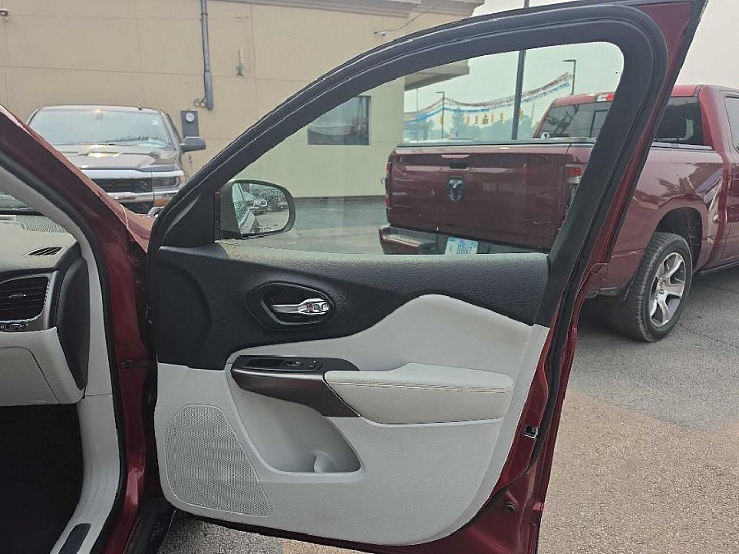 2019 RED /TAN Jeep Cherokee Limited 4WD (1C4PJMDX4KD) with an 3.2L V6 DOHC 24V engine, 9A transmission, located at 3304 Woodville Road, Northwood, OH, 43619, (419) 210-8019, 41.612694, -83.480743 - Your #1 Destination for Auto Loans and mdash;No Matter Your Credit!At our dealership, we believe everyone deserves the opportunity to drive their dream car and mdash;whether you have good credit, bad credit, or no credit at all. With a wide selection of hundreds of cars, trucks, and SUVs, you'll fin- Photo#15