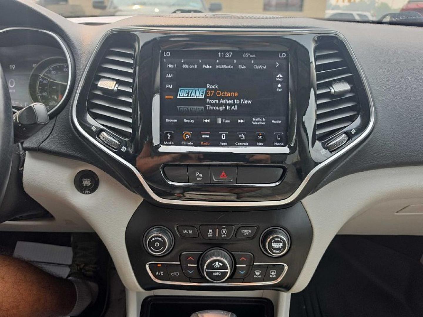 2019 RED /TAN Jeep Cherokee Limited 4WD (1C4PJMDX4KD) with an 3.2L V6 DOHC 24V engine, 9A transmission, located at 3304 Woodville Road, Northwood, OH, 43619, (419) 210-8019, 41.612694, -83.480743 - Your #1 Destination for Auto Loans and mdash;No Matter Your Credit!At our dealership, we believe everyone deserves the opportunity to drive their dream car and mdash;whether you have good credit, bad credit, or no credit at all. With a wide selection of hundreds of cars, trucks, and SUVs, you'll fin- Photo#20
