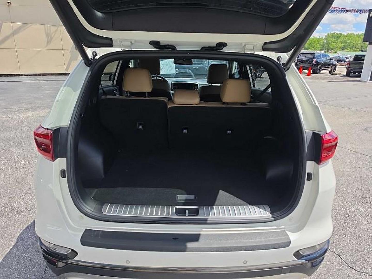 2020 WHITE /TAN Kia Sportage SX AWD (KNDPRCA63L7) with an 2.0L L4 DOHC 16V engine, 6A transmission, located at 3304 Woodville Road, Northwood, OH, 43619, (419) 210-8019, 41.612694, -83.480743 - Your #1 Destination for Auto Loans and mdash;No Matter Your Credit!At our dealership, we believe everyone deserves the opportunity to drive their dream car and mdash;whether you have good credit, bad credit, or no credit at all. With a wide selection of hundreds of cars, trucks, and SUVs, you'll fin- Photo#11