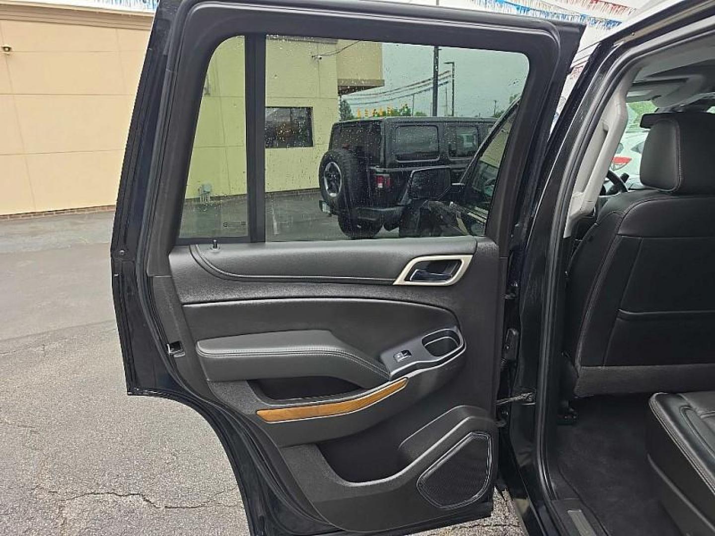 2020 BLACK /BLACK GMC Yukon Denali 4WD (1GKS2CKJ8LR) with an 6.2L V8 OHV 16V engine, 10A transmission, located at 3304 Woodville Road, Northwood, OH, 43619, (419) 210-8019, 41.612694, -83.480743 - Your #1 Destination for Auto Loans and mdash;No Matter Your Credit!At our dealership, we believe everyone deserves the opportunity to drive their dream car and mdash;whether you have good credit, bad credit, or no credit at all. With a wide selection of hundreds of cars, trucks, and SUVs, you'll fin- Photo#10