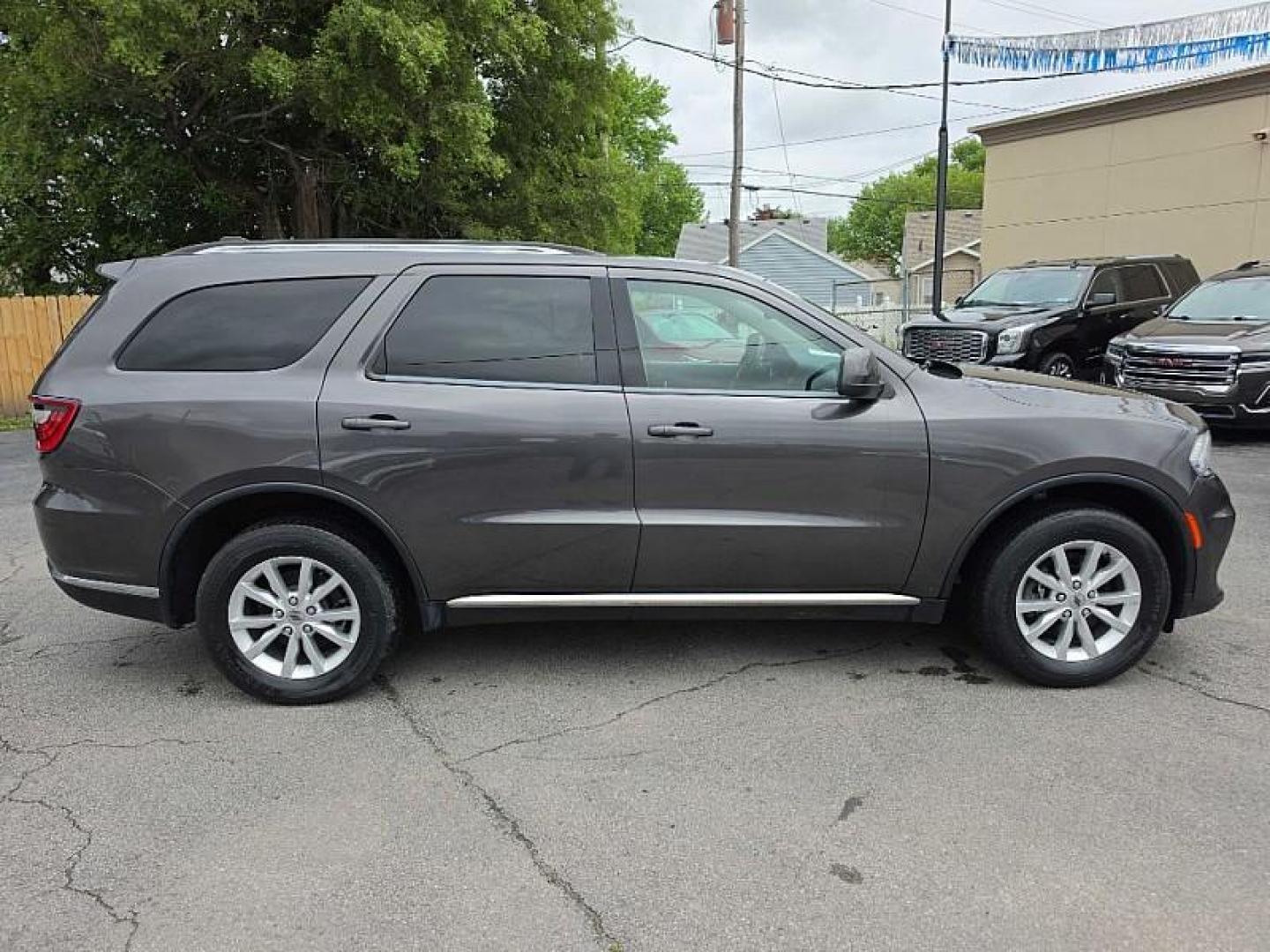 2021 GRAY /BLACK Dodge Durango SXT AWD (1C4RDJAG2MC) with an 3.6L V6 DOHC 24V engine, 8A transmission, located at 3304 Woodville Road, Northwood, OH, 43619, (419) 210-8019, 41.612694, -83.480743 - Your #1 Destination for Auto Loans and mdash;No Matter Your Credit!At our dealership, we believe everyone deserves the opportunity to drive their dream car and mdash;whether you have good credit, bad credit, or no credit at all. With a wide selection of hundreds of cars, trucks, and SUVs, you'll fin- Photo#5