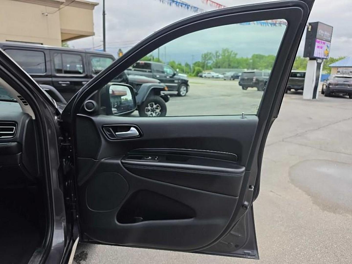 2021 GRAY /BLACK Dodge Durango SXT AWD (1C4RDJAG2MC) with an 3.6L V6 DOHC 24V engine, 8A transmission, located at 3304 Woodville Road, Northwood, OH, 43619, (419) 210-8019, 41.612694, -83.480743 - Your #1 Destination for Auto Loans and mdash;No Matter Your Credit!At our dealership, we believe everyone deserves the opportunity to drive their dream car and mdash;whether you have good credit, bad credit, or no credit at all. With a wide selection of hundreds of cars, trucks, and SUVs, you'll fin- Photo#17