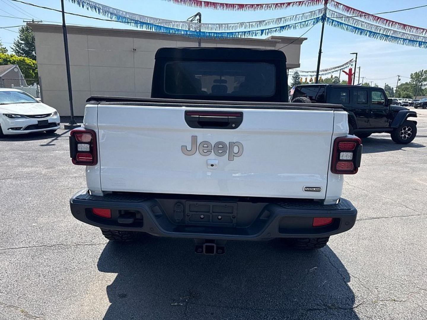 2020 WHITE /BLACK Jeep Gladiator Overland (1C6HJTFG7LL) with an 3.6L V6 DOHC 24V engine, 6M transmission, located at 3304 Woodville Road, Northwood, OH, 43619, (419) 210-8019, 41.612694, -83.480743 - Your #1 Destination for Auto Loans and mdash;No Matter Your Credit!At our dealership, we believe everyone deserves the opportunity to drive their dream car and mdash;whether you have good credit, bad credit, or no credit at all. With a wide selection of hundreds of cars, trucks, and SUVs, you'll fin- Photo#3