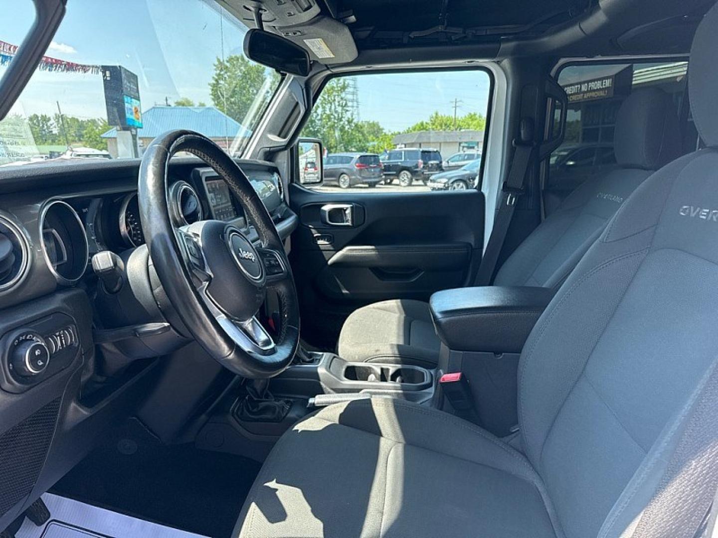 2020 WHITE /BLACK Jeep Gladiator Overland (1C6HJTFG7LL) with an 3.6L V6 DOHC 24V engine, 6M transmission, located at 3304 Woodville Road, Northwood, OH, 43619, (419) 210-8019, 41.612694, -83.480743 - Your #1 Destination for Auto Loans and mdash;No Matter Your Credit!At our dealership, we believe everyone deserves the opportunity to drive their dream car and mdash;whether you have good credit, bad credit, or no credit at all. With a wide selection of hundreds of cars, trucks, and SUVs, you'll fin- Photo#9