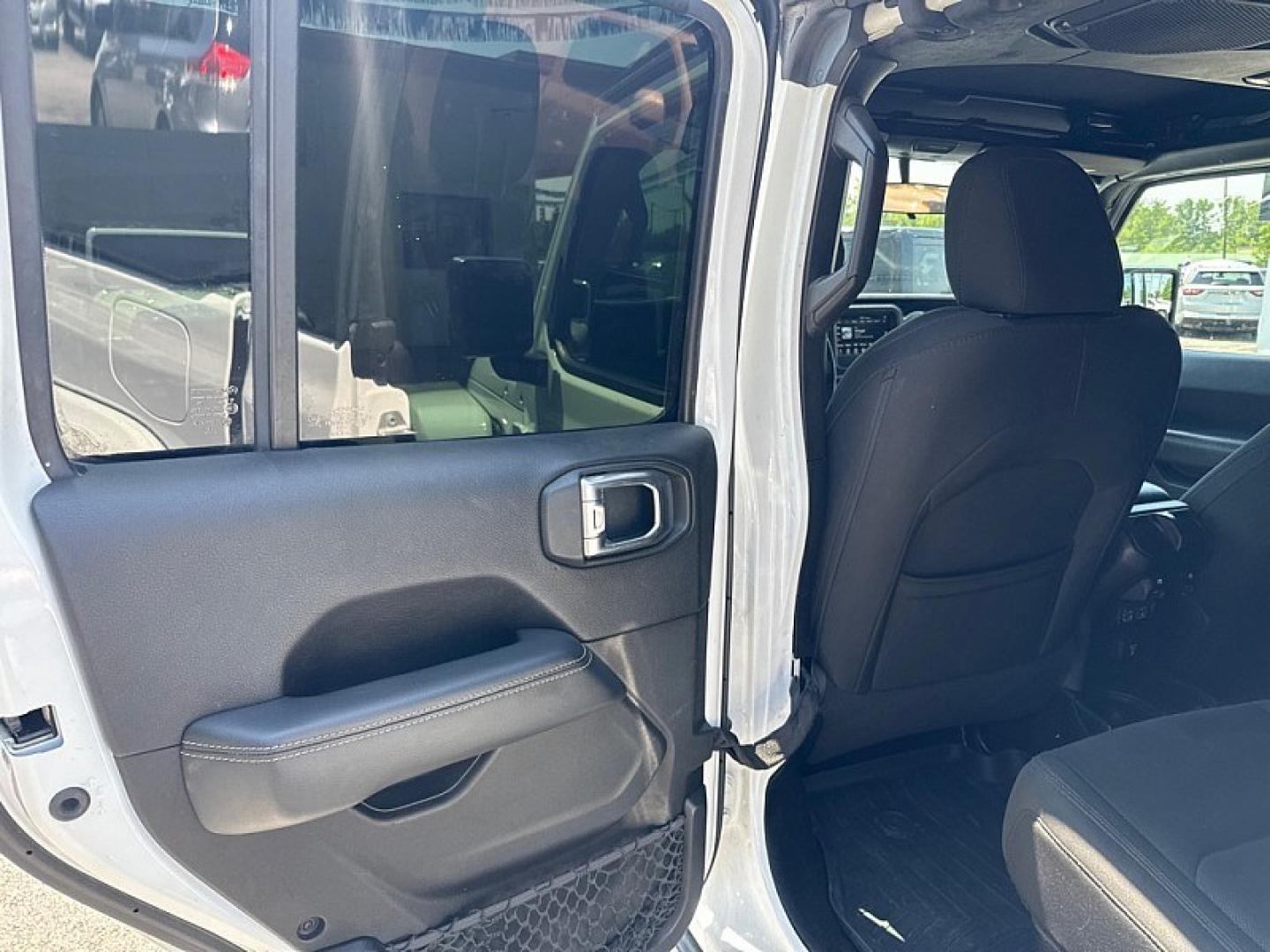 2020 WHITE /BLACK Jeep Gladiator Overland (1C6HJTFG7LL) with an 3.6L V6 DOHC 24V engine, 6M transmission, located at 3304 Woodville Road, Northwood, OH, 43619, (419) 210-8019, 41.612694, -83.480743 - Your #1 Destination for Auto Loans and mdash;No Matter Your Credit!At our dealership, we believe everyone deserves the opportunity to drive their dream car and mdash;whether you have good credit, bad credit, or no credit at all. With a wide selection of hundreds of cars, trucks, and SUVs, you'll fin- Photo#10