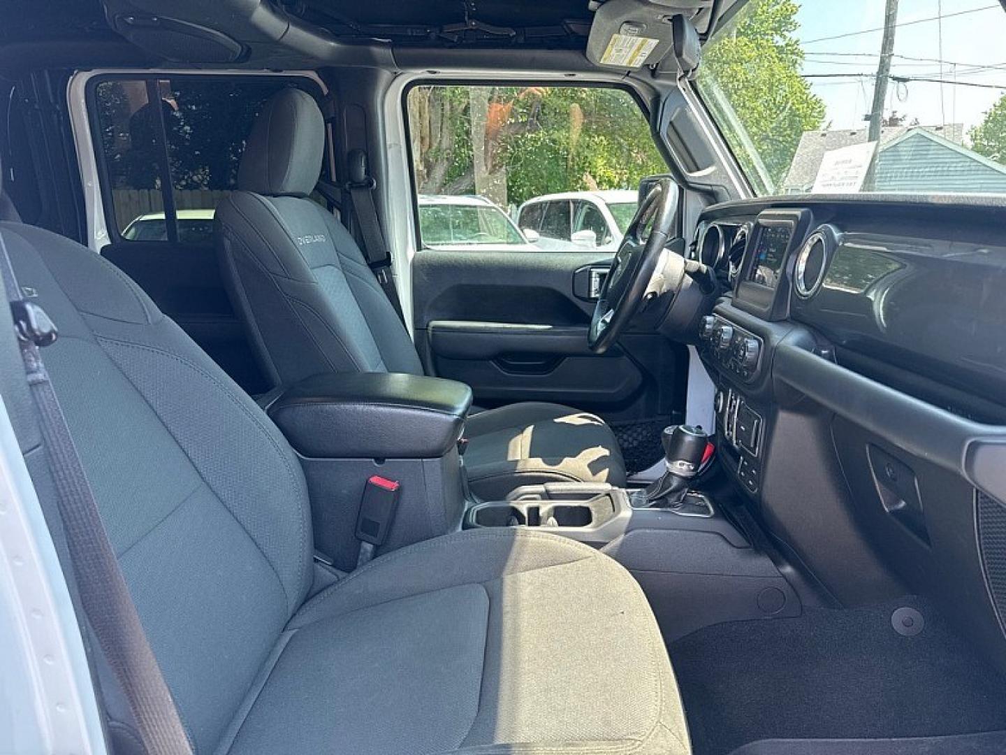 2020 WHITE /BLACK Jeep Gladiator Overland (1C6HJTFG7LL) with an 3.6L V6 DOHC 24V engine, 6M transmission, located at 3304 Woodville Road, Northwood, OH, 43619, (419) 210-8019, 41.612694, -83.480743 - Your #1 Destination for Auto Loans and mdash;No Matter Your Credit!At our dealership, we believe everyone deserves the opportunity to drive their dream car and mdash;whether you have good credit, bad credit, or no credit at all. With a wide selection of hundreds of cars, trucks, and SUVs, you'll fin- Photo#16
