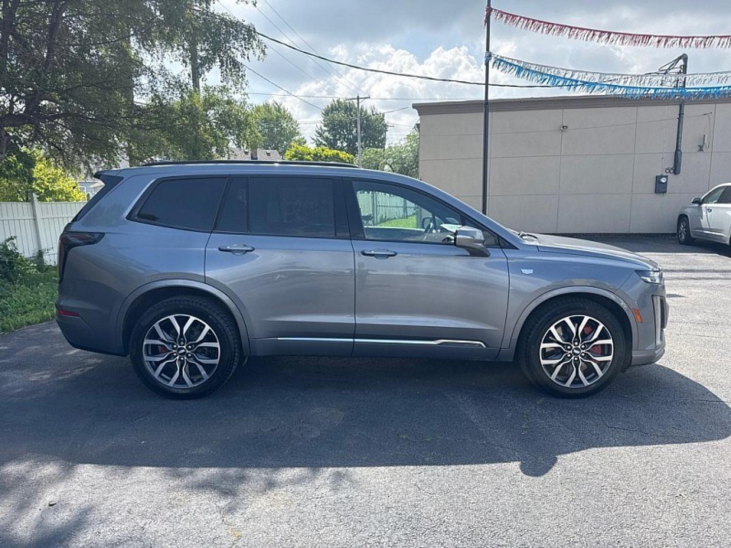 2022 GRAY /BLACK Cadillac XT6 Sport (1GYKPGRS4NZ) with an 3.6L V6 DOHC 24V engine, 9A transmission, located at 3304 Woodville Road, Northwood, OH, 43619, (419) 210-8019, 41.612694, -83.480743 - Your #1 Destination for Auto Loans and mdash;No Matter Your Credit!At our dealership, we believe everyone deserves the opportunity to drive their dream car and mdash;whether you have good credit, bad credit, or no credit at all. With a wide selection of hundreds of cars, trucks, and SUVs, you'll fin- Photo#5