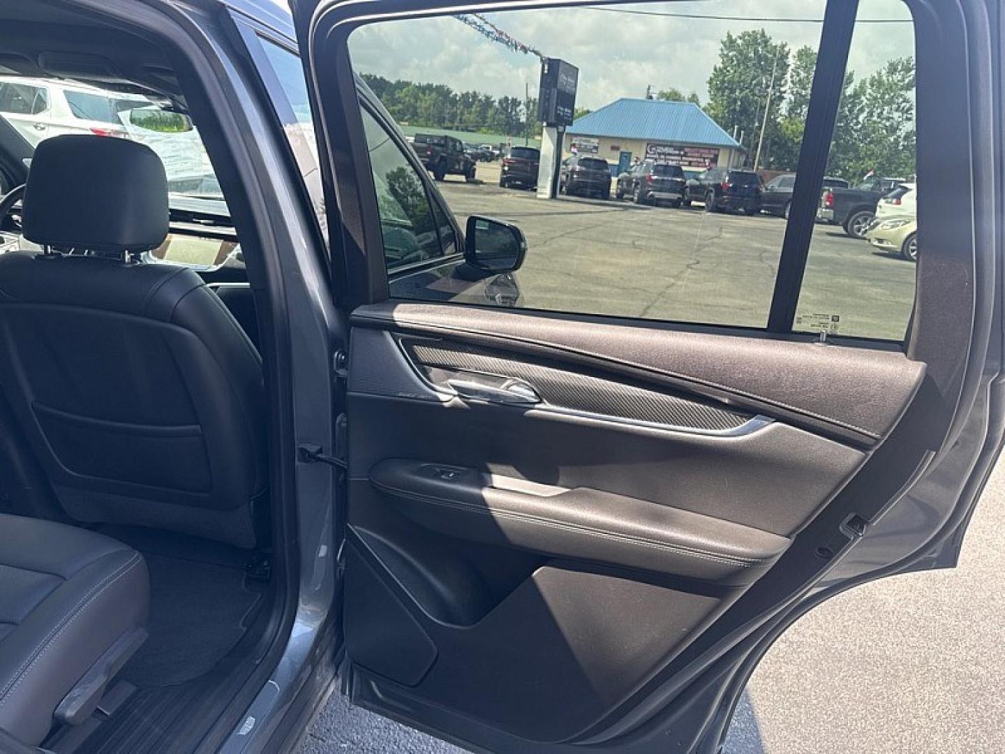 2022 GRAY /BLACK Cadillac XT6 Sport (1GYKPGRS4NZ) with an 3.6L V6 DOHC 24V engine, 9A transmission, located at 3304 Woodville Road, Northwood, OH, 43619, (419) 210-8019, 41.612694, -83.480743 - Your #1 Destination for Auto Loans and mdash;No Matter Your Credit!At our dealership, we believe everyone deserves the opportunity to drive their dream car and mdash;whether you have good credit, bad credit, or no credit at all. With a wide selection of hundreds of cars, trucks, and SUVs, you'll fin- Photo#14