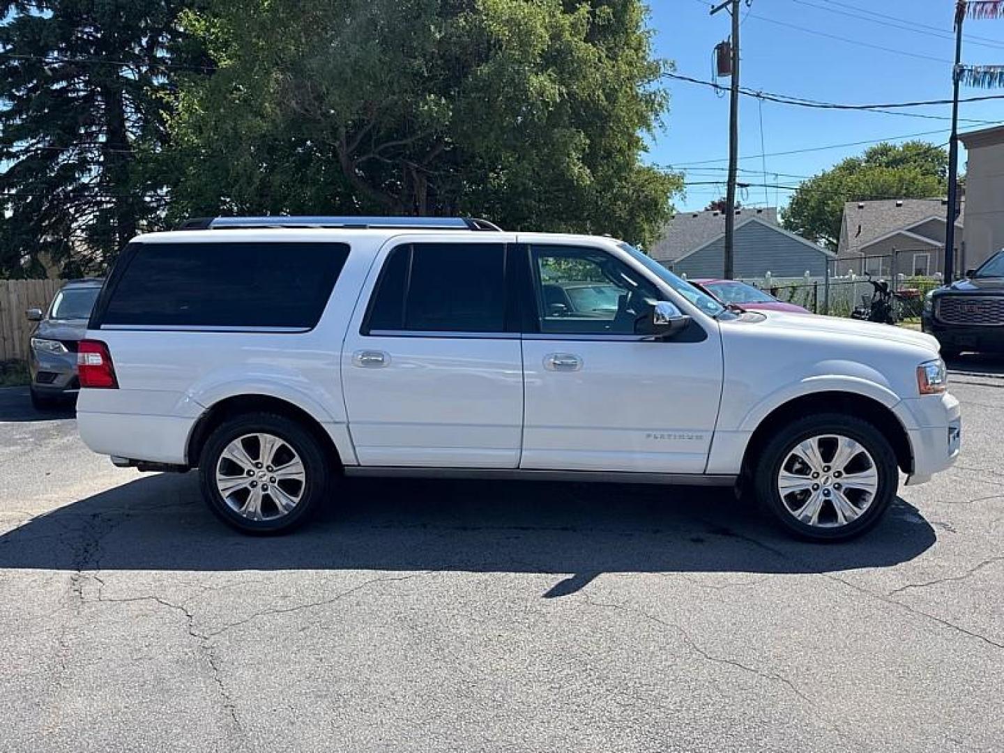 2017 WHITE /BLACK Ford Expedition EL Platinum 4WD (1FMJK1MT2HE) with an 3.5L V6 DOHC 24V FFV engine, 6A transmission, located at 3304 Woodville Road, Northwood, OH, 43619, (419) 210-8019, 41.612694, -83.480743 - Photo#5