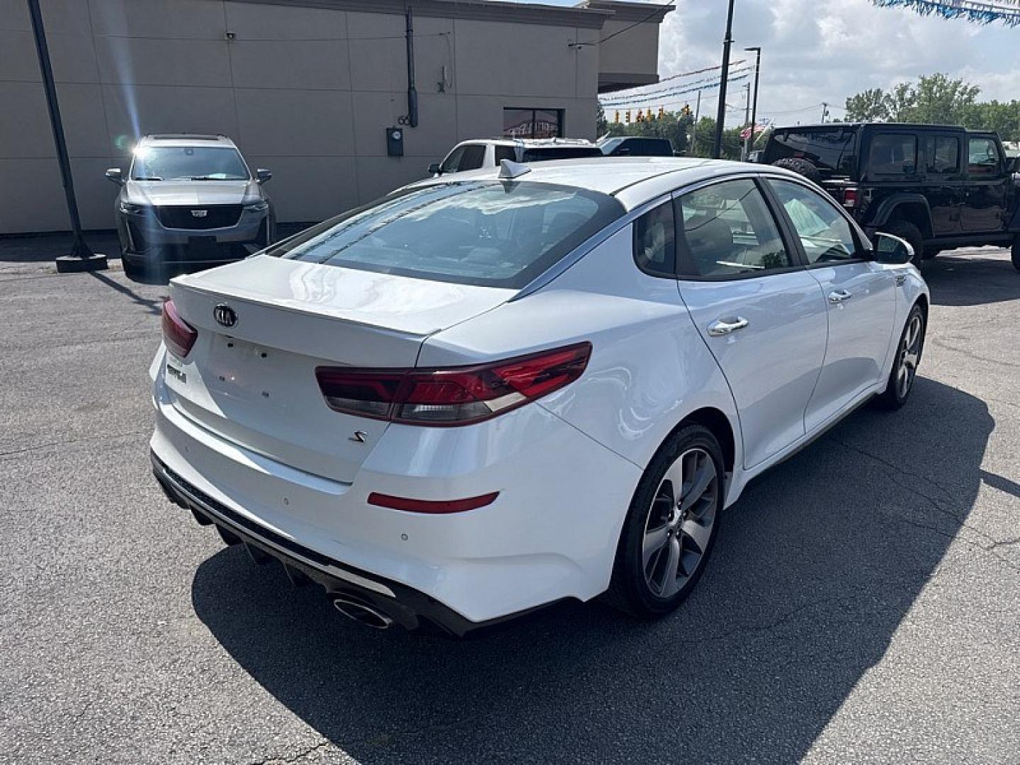 2020 WHITE /BLACK Kia Optima LX (5XXGT4L3XLG) with an 2.4L L4 DOHC 16V engine, 6A transmission, located at 3304 Woodville Road, Northwood, OH, 43619, (419) 210-8019, 41.612694, -83.480743 - Your #1 Destination for Auto Loans and mdash;No Matter Your Credit!At our dealership, we believe everyone deserves the opportunity to drive their dream car and mdash;whether you have good credit, bad credit, or no credit at all. With a wide selection of hundreds of cars, trucks, and SUVs, you'll fin- Photo#4