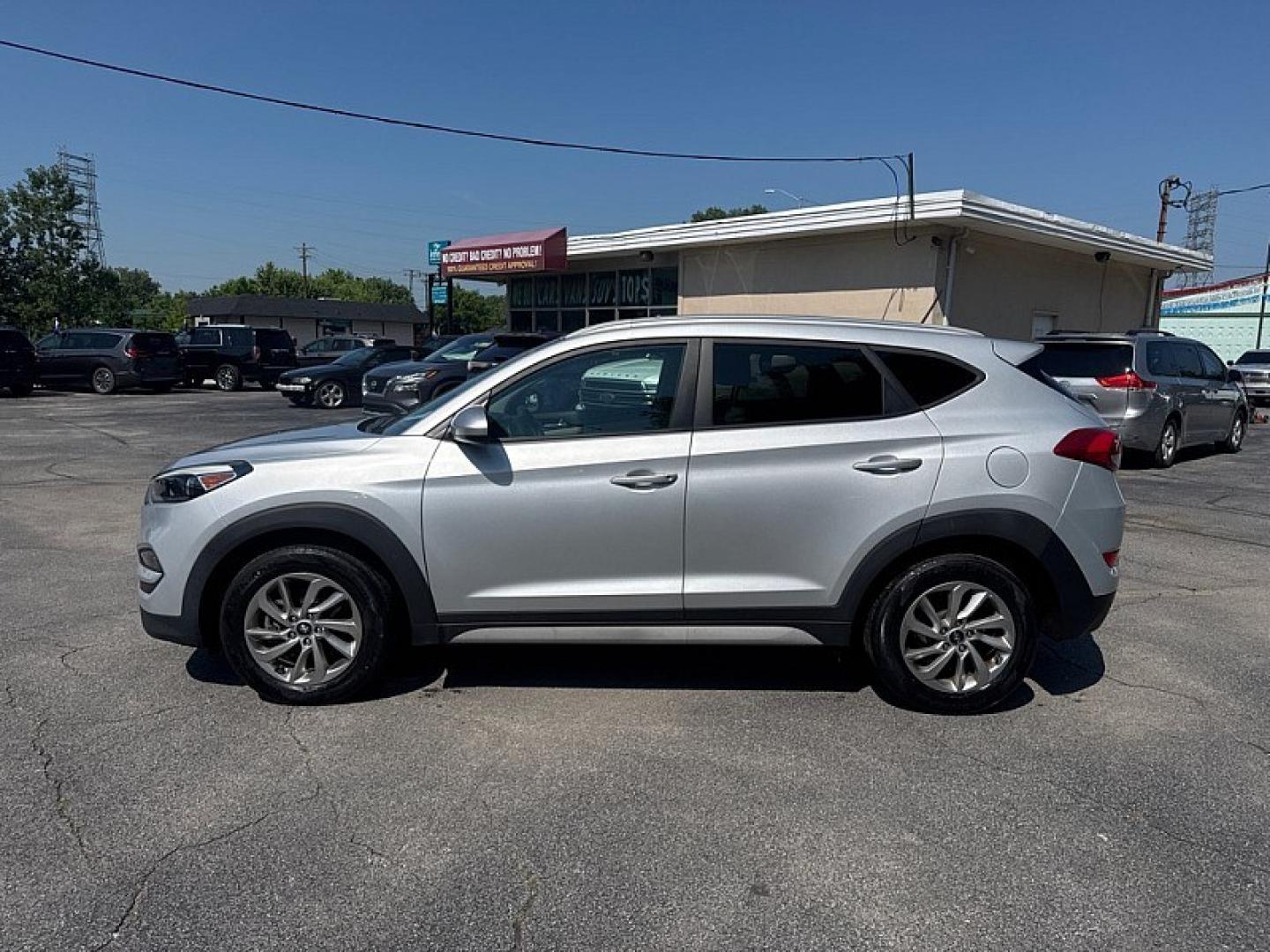 2017 SILVER /GRAY Hyundai Tucson SE w/Preferred Package AWD (KM8J3CA46HU) with an 2.0L L4 DOHC 16V engine, 6A transmission, located at 3304 Woodville Road, Northwood, OH, 43619, (419) 210-8019, 41.612694, -83.480743- Photo#1