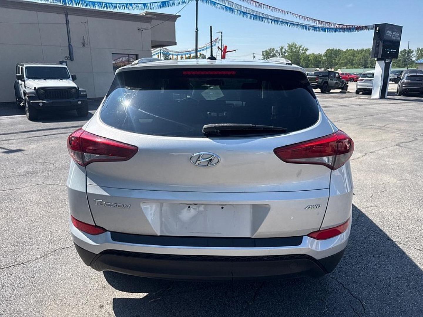 2017 SILVER /GRAY Hyundai Tucson SE w/Preferred Package AWD (KM8J3CA46HU) with an 2.0L L4 DOHC 16V engine, 6A transmission, located at 3304 Woodville Road, Northwood, OH, 43619, (419) 210-8019, 41.612694, -83.480743- Photo#3