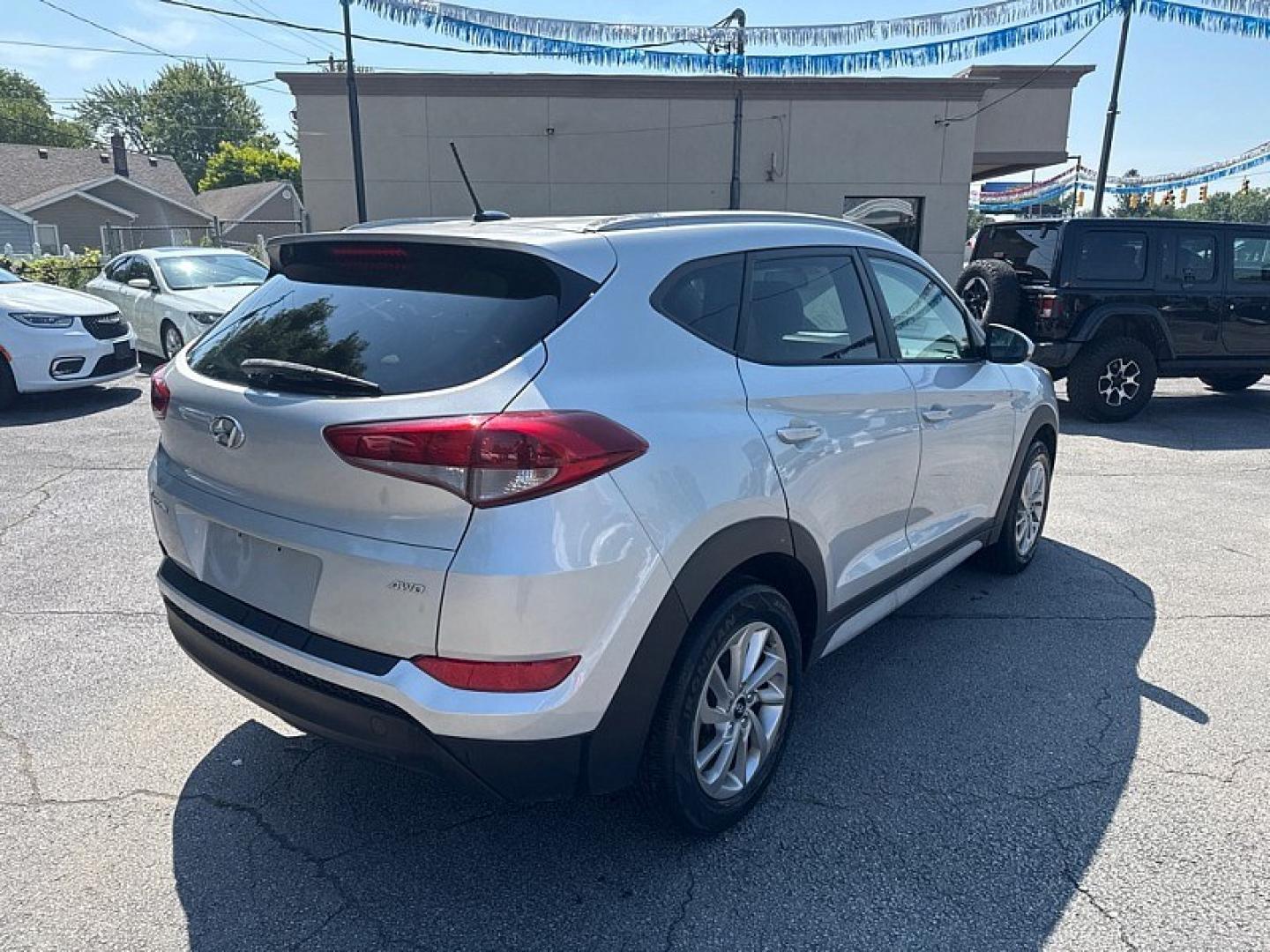 2017 SILVER /GRAY Hyundai Tucson SE w/Preferred Package AWD (KM8J3CA46HU) with an 2.0L L4 DOHC 16V engine, 6A transmission, located at 3304 Woodville Road, Northwood, OH, 43619, (419) 210-8019, 41.612694, -83.480743- Photo#4