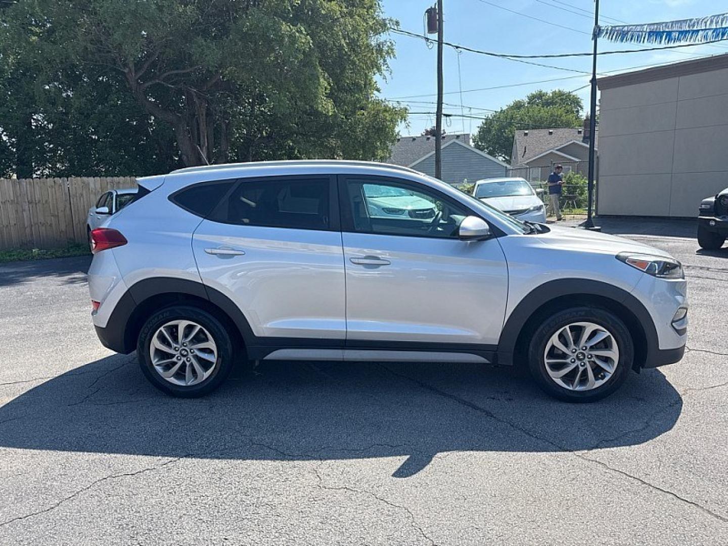 2017 SILVER /GRAY Hyundai Tucson SE w/Preferred Package AWD (KM8J3CA46HU) with an 2.0L L4 DOHC 16V engine, 6A transmission, located at 3304 Woodville Road, Northwood, OH, 43619, (419) 210-8019, 41.612694, -83.480743- Photo#5