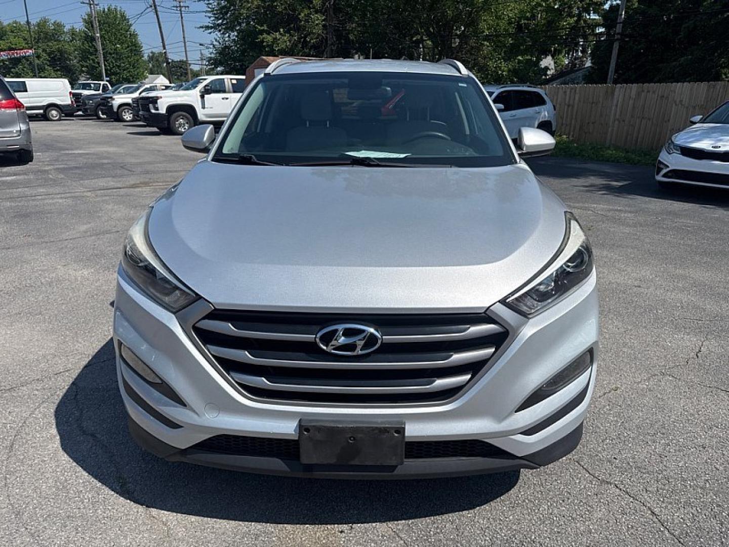2017 SILVER /GRAY Hyundai Tucson SE w/Preferred Package AWD (KM8J3CA46HU) with an 2.0L L4 DOHC 16V engine, 6A transmission, located at 3304 Woodville Road, Northwood, OH, 43619, (419) 210-8019, 41.612694, -83.480743- Photo#7