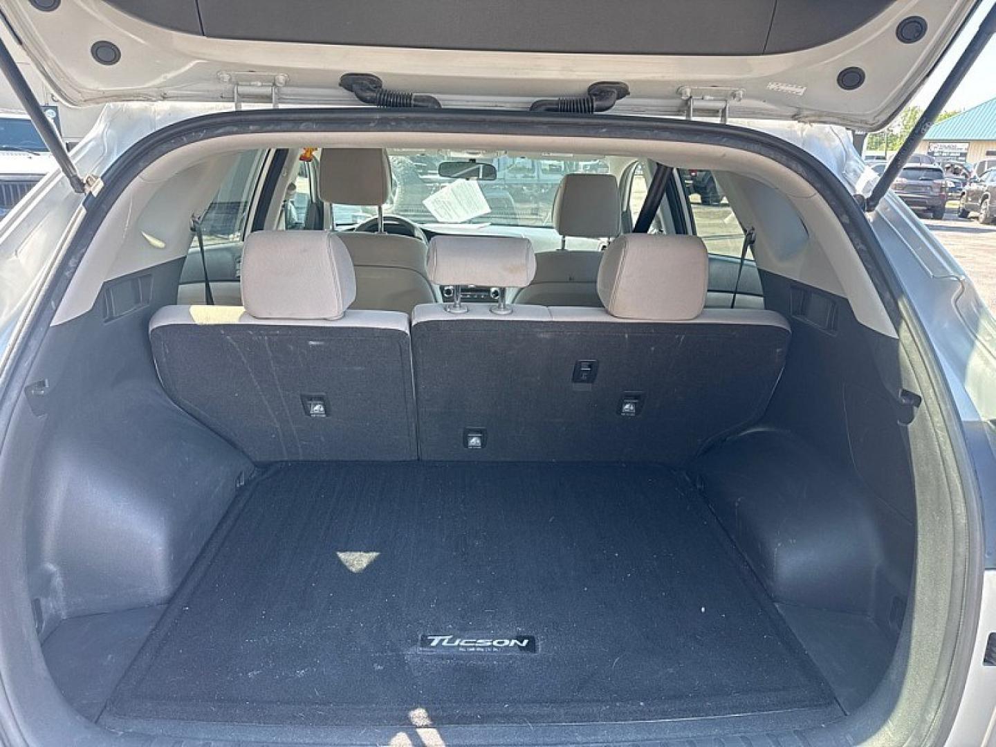 2017 SILVER /GRAY Hyundai Tucson SE w/Preferred Package AWD (KM8J3CA46HU) with an 2.0L L4 DOHC 16V engine, 6A transmission, located at 3304 Woodville Road, Northwood, OH, 43619, (419) 210-8019, 41.612694, -83.480743- Photo#12