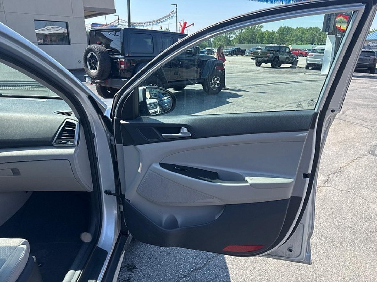 2017 SILVER /GRAY Hyundai Tucson SE w/Preferred Package AWD (KM8J3CA46HU) with an 2.0L L4 DOHC 16V engine, 6A transmission, located at 3304 Woodville Road, Northwood, OH, 43619, (419) 210-8019, 41.612694, -83.480743- Photo#15