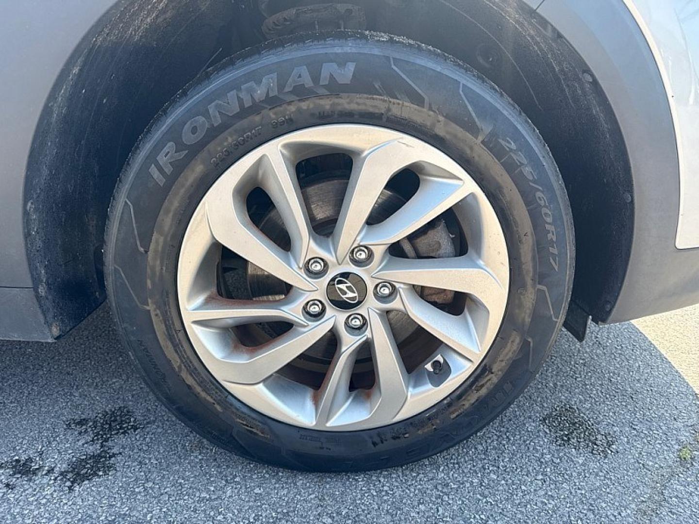 2017 SILVER /GRAY Hyundai Tucson SE w/Preferred Package AWD (KM8J3CA46HU) with an 2.0L L4 DOHC 16V engine, 6A transmission, located at 3304 Woodville Road, Northwood, OH, 43619, (419) 210-8019, 41.612694, -83.480743- Photo#17