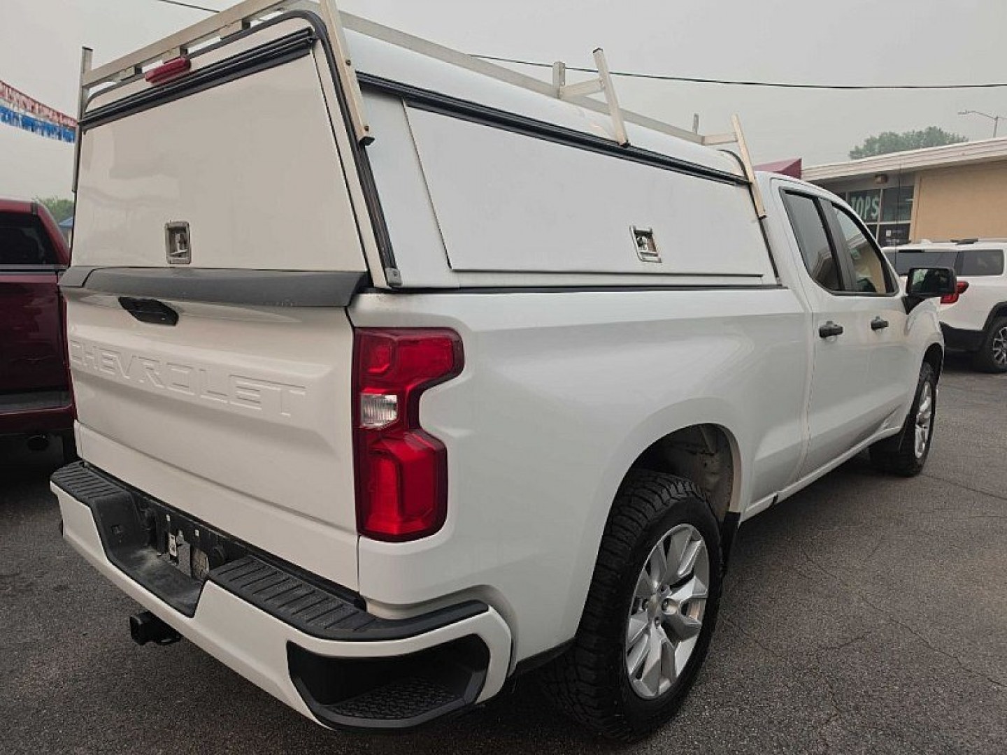 2022 WHITE /BLACK Chevrolet Silverado 1500 Custom Double Cab 2WD (1GCRWBEK9NZ) with an 2.7L L4 DOHC 16V TURBO engine, 6A transmission, located at 3304 Woodville Road, Northwood, OH, 43619, (419) 210-8019, 41.612694, -83.480743 - Your #1 Destination for Auto Loans and mdash;No Matter Your Credit!At our dealership, we believe everyone deserves the opportunity to drive their dream car and mdash;whether you have good credit, bad credit, or no credit at all. With a wide selection of hundreds of cars, trucks, and SUVs, you'll fin- Photo#1