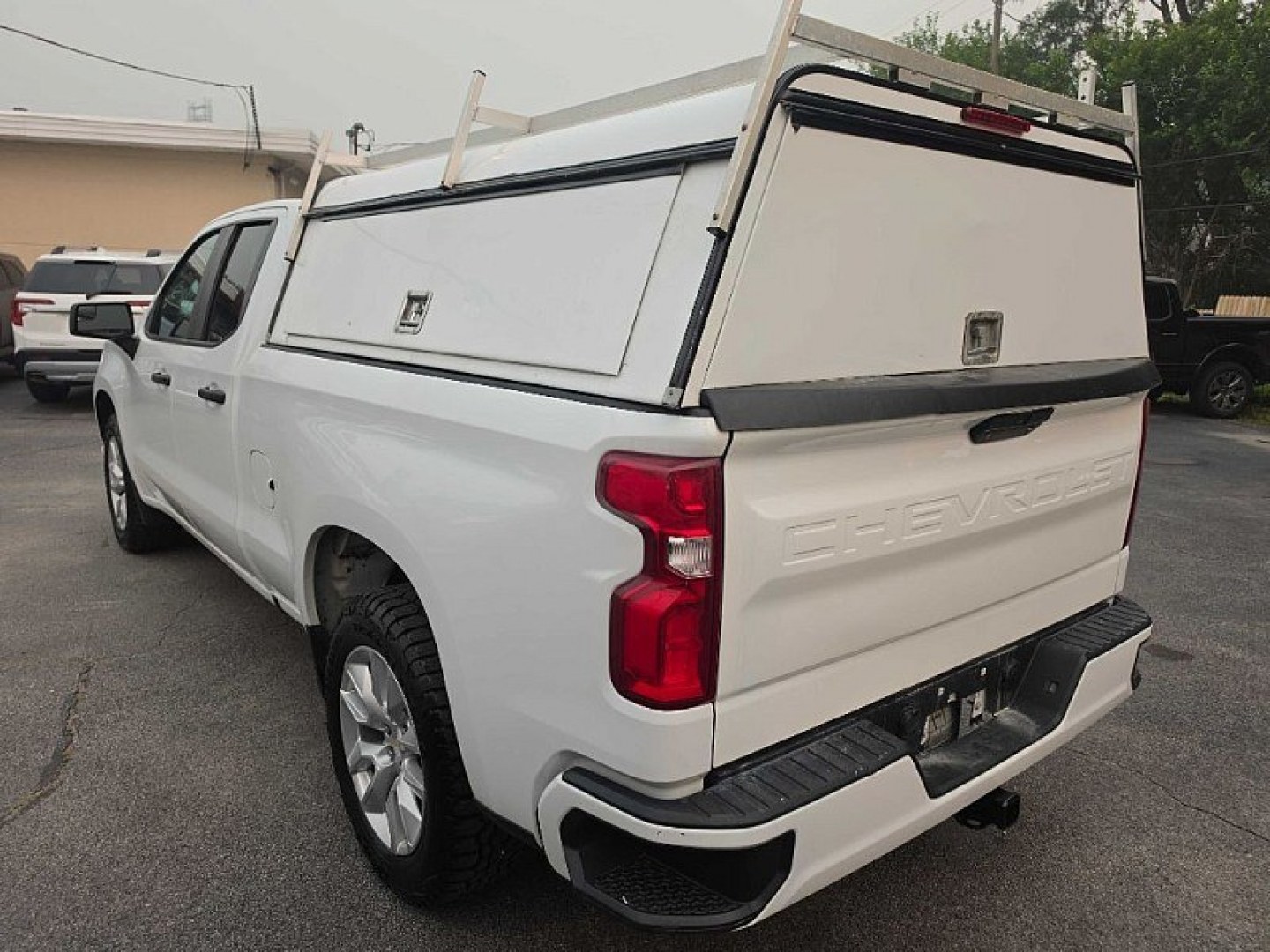 2022 WHITE /BLACK Chevrolet Silverado 1500 Custom Double Cab 2WD (1GCRWBEK9NZ) with an 2.7L L4 DOHC 16V TURBO engine, 6A transmission, located at 3304 Woodville Road, Northwood, OH, 43619, (419) 210-8019, 41.612694, -83.480743 - Your #1 Destination for Auto Loans and mdash;No Matter Your Credit!At our dealership, we believe everyone deserves the opportunity to drive their dream car and mdash;whether you have good credit, bad credit, or no credit at all. With a wide selection of hundreds of cars, trucks, and SUVs, you'll fin- Photo#2