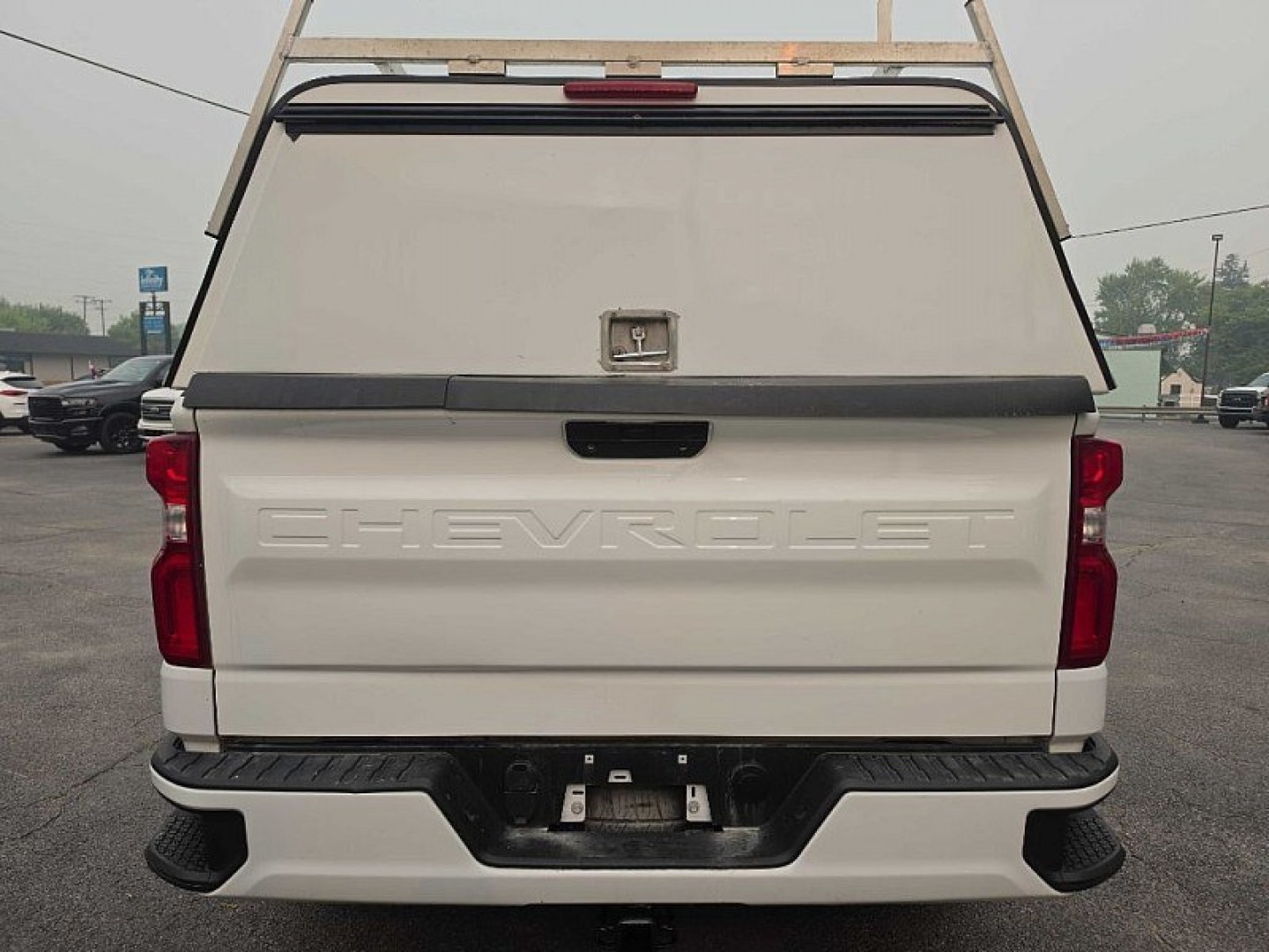 2022 WHITE /BLACK Chevrolet Silverado 1500 Custom Double Cab 2WD (1GCRWBEK9NZ) with an 2.7L L4 DOHC 16V TURBO engine, 6A transmission, located at 3304 Woodville Road, Northwood, OH, 43619, (419) 210-8019, 41.612694, -83.480743 - Your #1 Destination for Auto Loans and mdash;No Matter Your Credit!At our dealership, we believe everyone deserves the opportunity to drive their dream car and mdash;whether you have good credit, bad credit, or no credit at all. With a wide selection of hundreds of cars, trucks, and SUVs, you'll fin- Photo#3