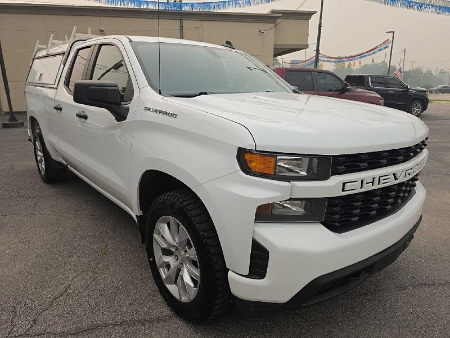 2022 WHITE /BLACK Chevrolet Silverado 1500 Custom Double Cab 2WD (1GCRWBEK9NZ) with an 2.7L L4 DOHC 16V TURBO engine, 6A transmission, located at 3304 Woodville Road, Northwood, OH, 43619, (419) 210-8019, 41.612694, -83.480743 - Your #1 Destination for Auto Loans and mdash;No Matter Your Credit!At our dealership, we believe everyone deserves the opportunity to drive their dream car and mdash;whether you have good credit, bad credit, or no credit at all. With a wide selection of hundreds of cars, trucks, and SUVs, you'll fin- Photo#6