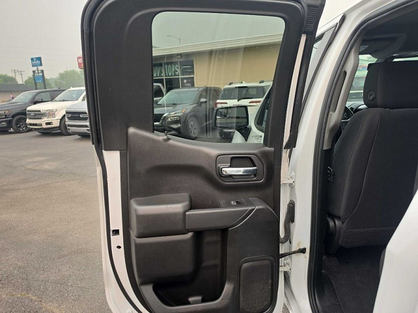 2022 WHITE /BLACK Chevrolet Silverado 1500 Custom Double Cab 2WD (1GCRWBEK9NZ) with an 2.7L L4 DOHC 16V TURBO engine, 6A transmission, located at 3304 Woodville Road, Northwood, OH, 43619, (419) 210-8019, 41.612694, -83.480743 - Your #1 Destination for Auto Loans and mdash;No Matter Your Credit!At our dealership, we believe everyone deserves the opportunity to drive their dream car and mdash;whether you have good credit, bad credit, or no credit at all. With a wide selection of hundreds of cars, trucks, and SUVs, you'll fin- Photo#10