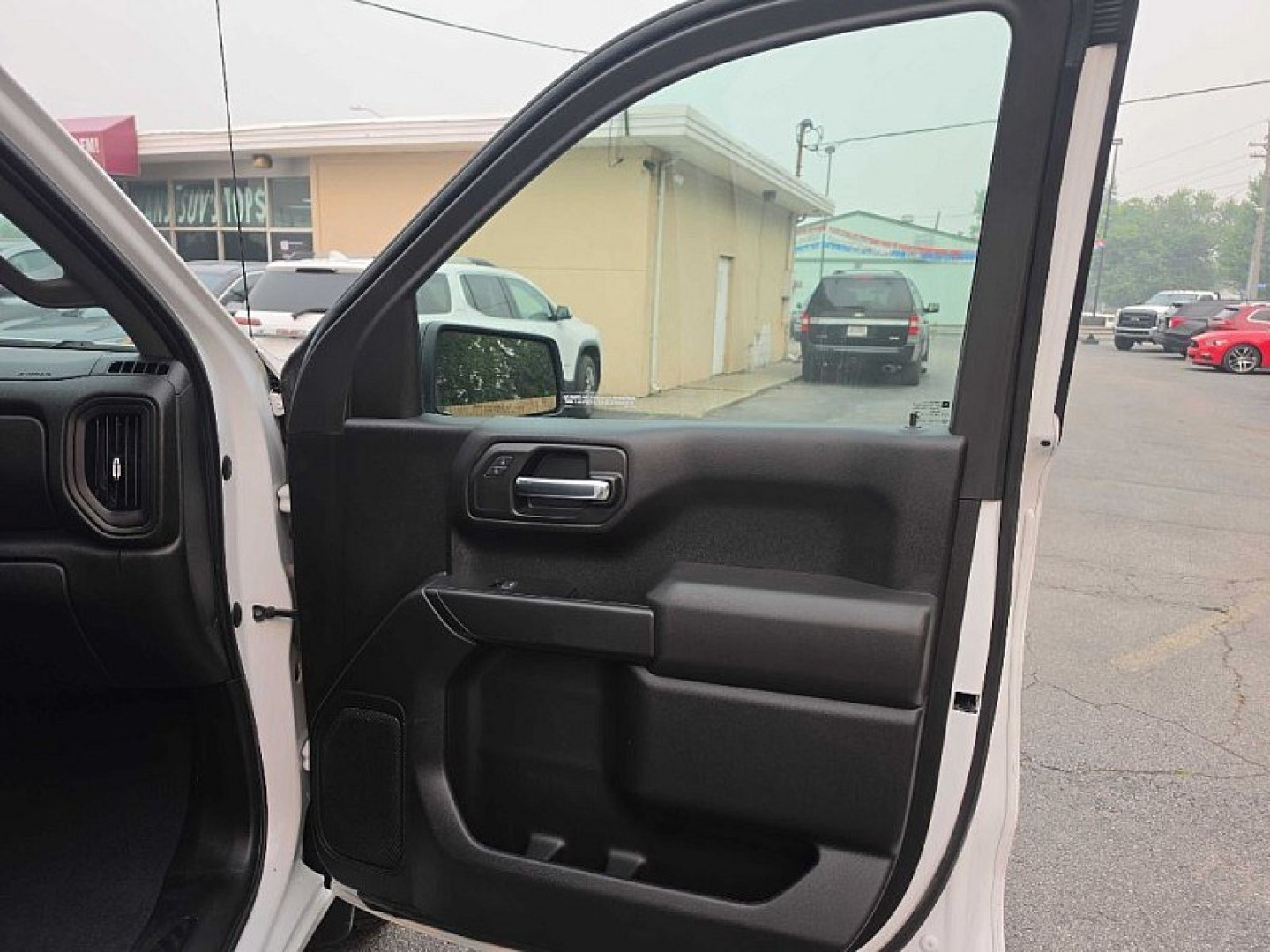 2022 WHITE /BLACK Chevrolet Silverado 1500 Custom Double Cab 2WD (1GCRWBEK9NZ) with an 2.7L L4 DOHC 16V TURBO engine, 6A transmission, located at 3304 Woodville Road, Northwood, OH, 43619, (419) 210-8019, 41.612694, -83.480743 - Your #1 Destination for Auto Loans and mdash;No Matter Your Credit!At our dealership, we believe everyone deserves the opportunity to drive their dream car and mdash;whether you have good credit, bad credit, or no credit at all. With a wide selection of hundreds of cars, trucks, and SUVs, you'll fin- Photo#12
