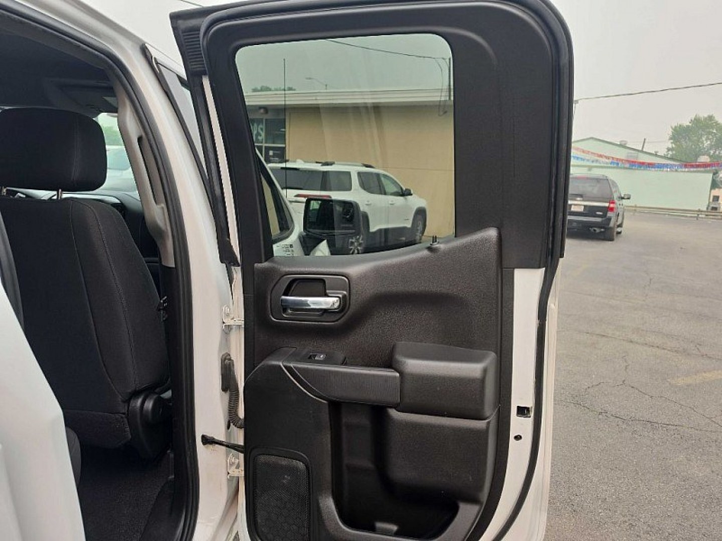 2022 WHITE /BLACK Chevrolet Silverado 1500 Custom Double Cab 2WD (1GCRWBEK9NZ) with an 2.7L L4 DOHC 16V TURBO engine, 6A transmission, located at 3304 Woodville Road, Northwood, OH, 43619, (419) 210-8019, 41.612694, -83.480743 - Your #1 Destination for Auto Loans and mdash;No Matter Your Credit!At our dealership, we believe everyone deserves the opportunity to drive their dream car and mdash;whether you have good credit, bad credit, or no credit at all. With a wide selection of hundreds of cars, trucks, and SUVs, you'll fin- Photo#14