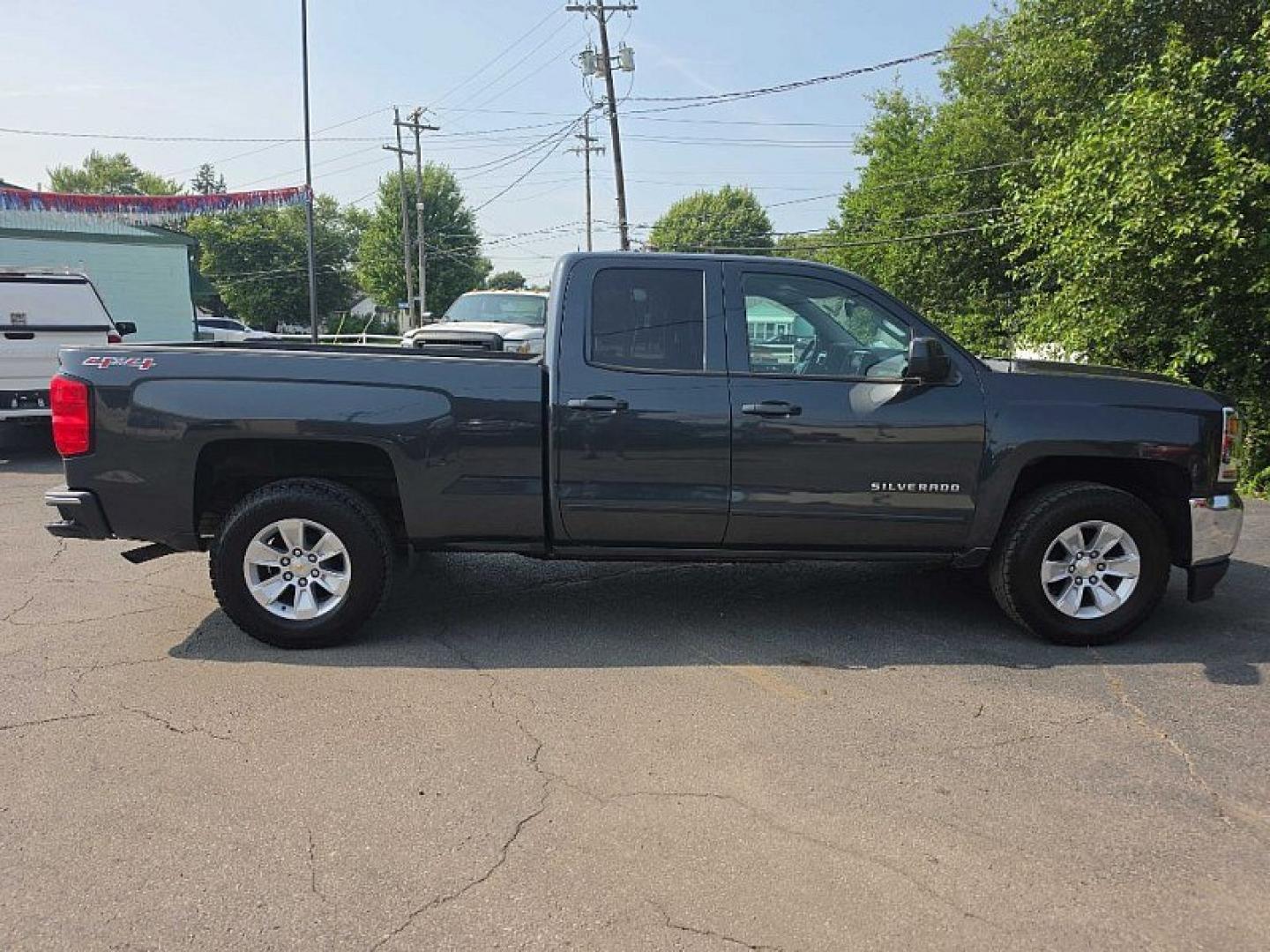 2017 GRAY /BLACK Chevrolet Silverado 1500 LT Double Cab 4WD (1GCVKREC8HZ) with an 5.3L V8 OHV 16V engine, 6A transmission, located at 3304 Woodville Road, Northwood, OH, 43619, (419) 210-8019, 41.612694, -83.480743 - Your #1 Destination for Auto Loans and mdash;No Matter Your Credit!At our dealership, we believe everyone deserves the opportunity to drive their dream car and mdash;whether you have good credit, bad credit, or no credit at all. With a wide selection of hundreds of cars, trucks, and SUVs, you'll fin- Photo#5
