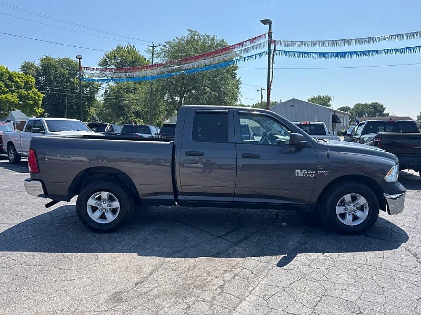 2015 GRAY /BLACK / GREY RAM 1500 Tradesman Quad Cab 2WD (1C6RR6FT0FS) with an 5.7L V8 OHV 16V engine, 6-Speed Automatic transmission, located at 3304 Woodville Road, Northwood, OH, 43619, (419) 210-8019, 41.612694, -83.480743- Photo#5