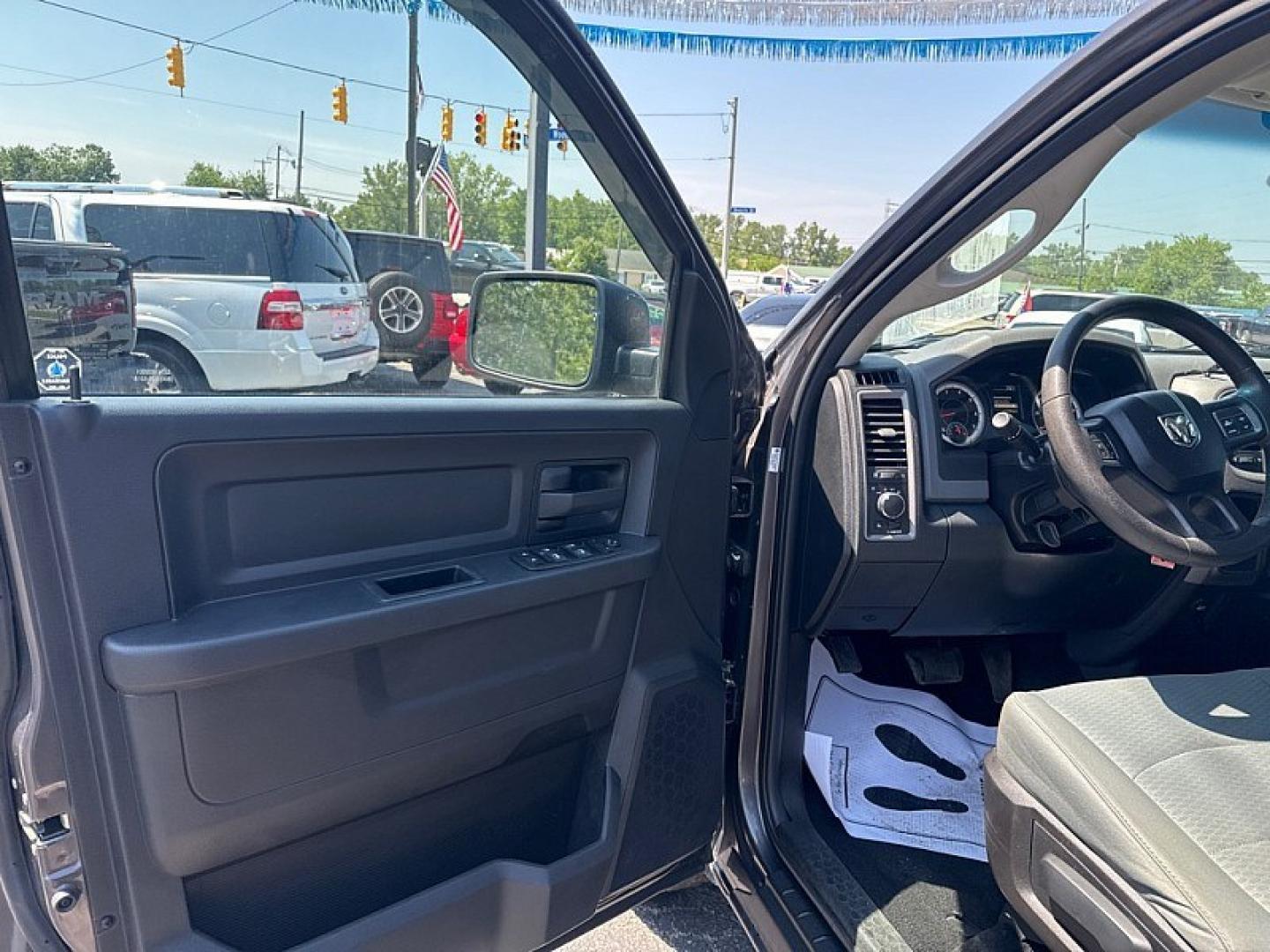 2015 GRAY /BLACK / GREY RAM 1500 Tradesman Quad Cab 2WD (1C6RR6FT0FS) with an 5.7L V8 OHV 16V engine, 6-Speed Automatic transmission, located at 3304 Woodville Road, Northwood, OH, 43619, (419) 210-8019, 41.612694, -83.480743- Photo#8