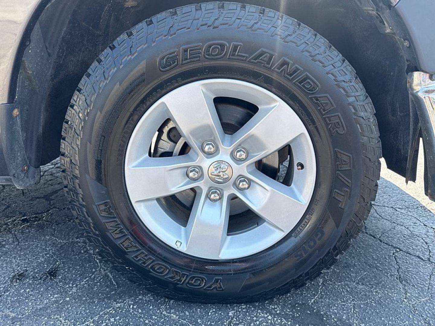 2015 GRAY /BLACK / GREY RAM 1500 Tradesman Quad Cab 2WD (1C6RR6FT0FS) with an 5.7L V8 OHV 16V engine, 6-Speed Automatic transmission, located at 3304 Woodville Road, Northwood, OH, 43619, (419) 210-8019, 41.612694, -83.480743- Photo#16